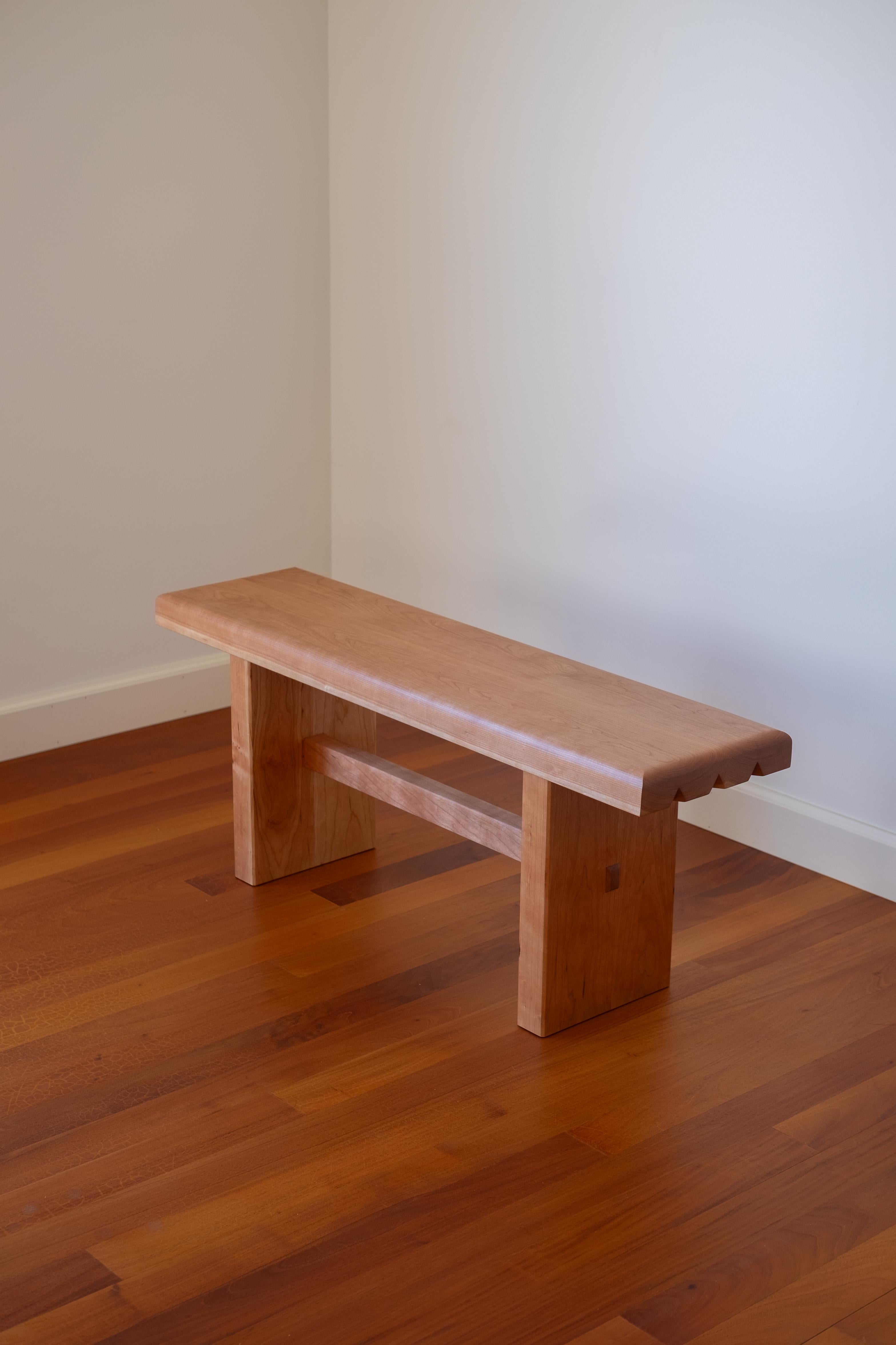 Banco almohada de Nick Sugihara
Dimensiones: P 30,48 x An 111,76 x Al 45,72 cm. 
Materiales: Cerezo aceitado.

Disponible en cerezo, roble y nogal. Póngase en contacto con nosotros.

Robusto y escultural, pero con un poco de capricho. El Banco