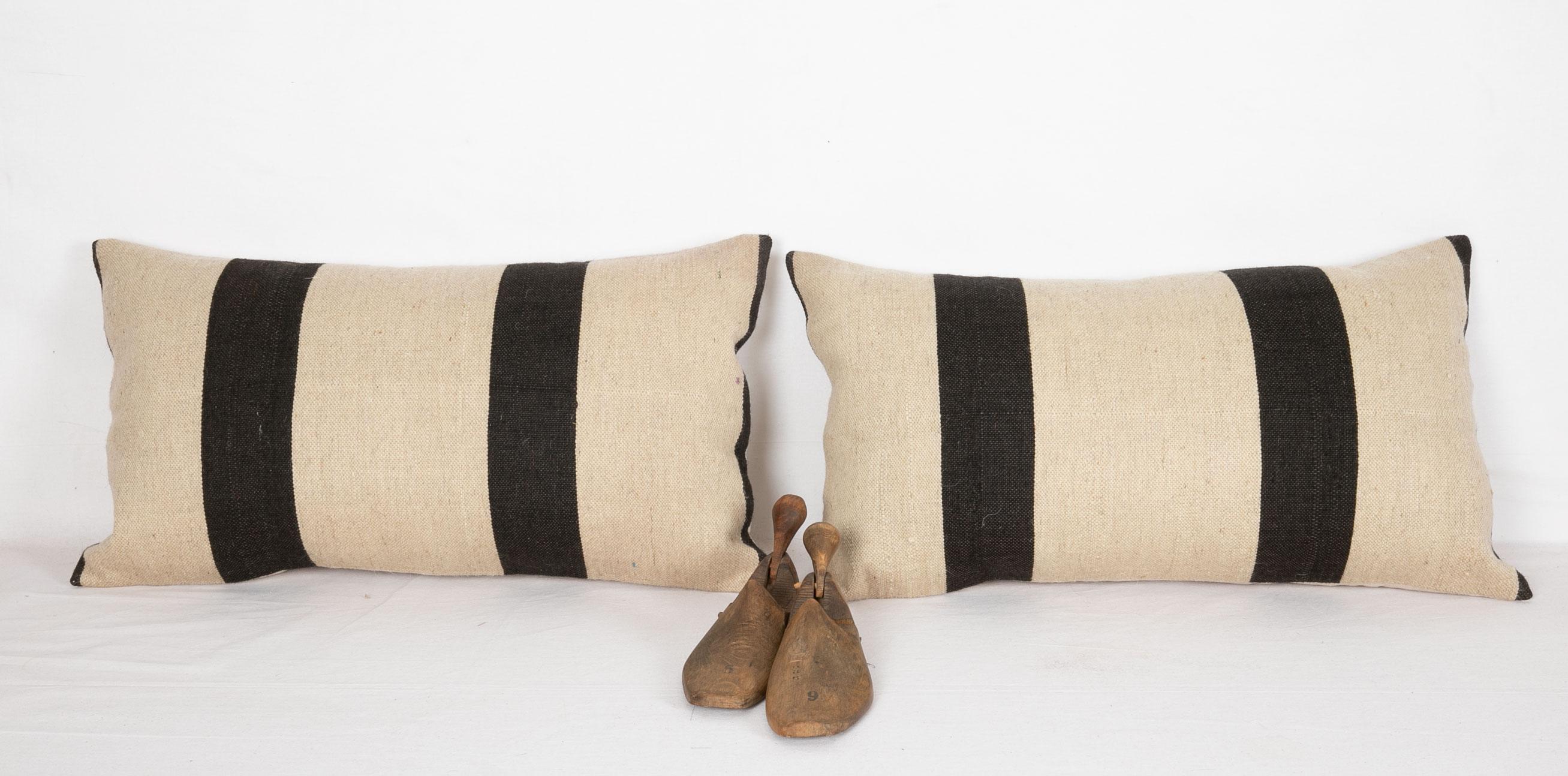They do not come with inserts but bags made to size to accommodate insert materials. 
 Linen in the back.
 Zipper closure.