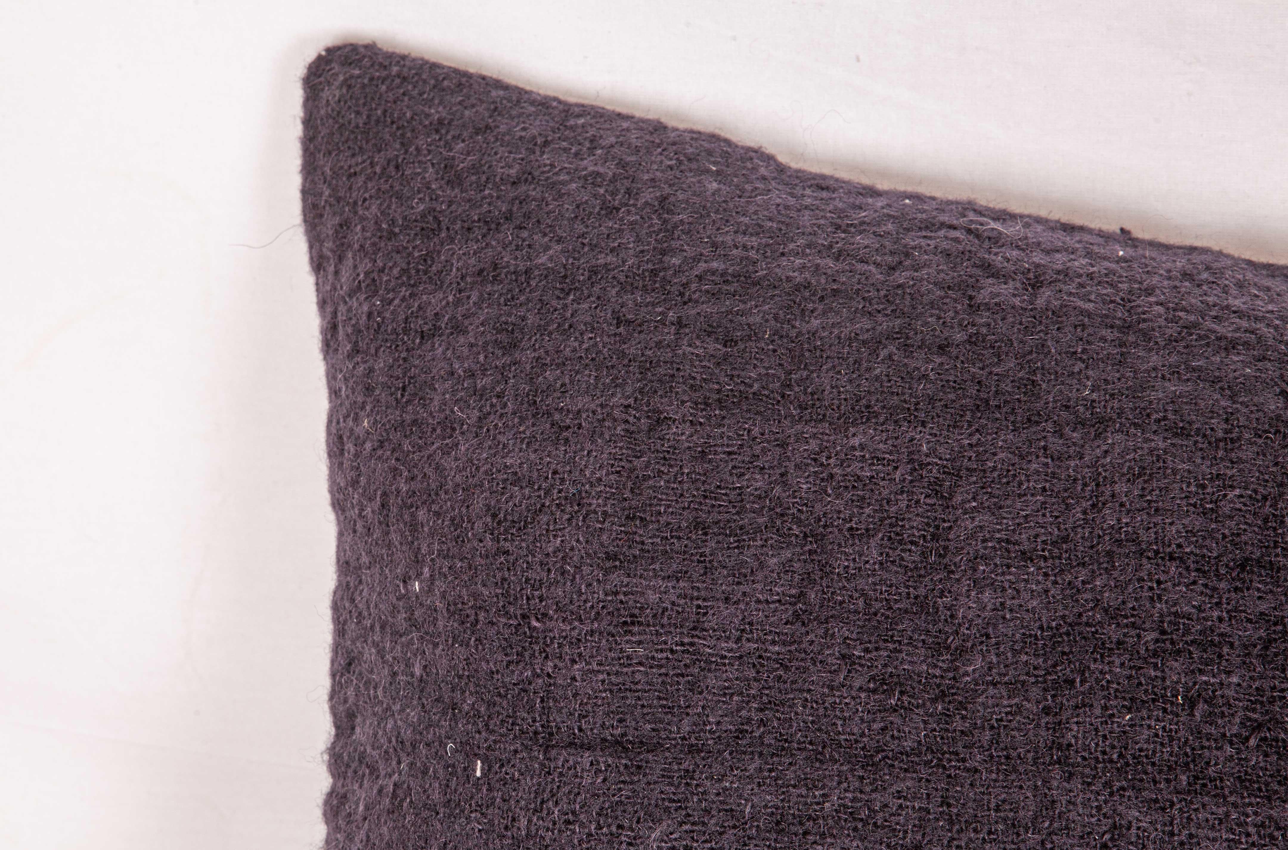 Kissenbezug aus einer Steppdecke aus anatolischer Wolle aus der Mitte des 20 (Handgewebt) im Angebot