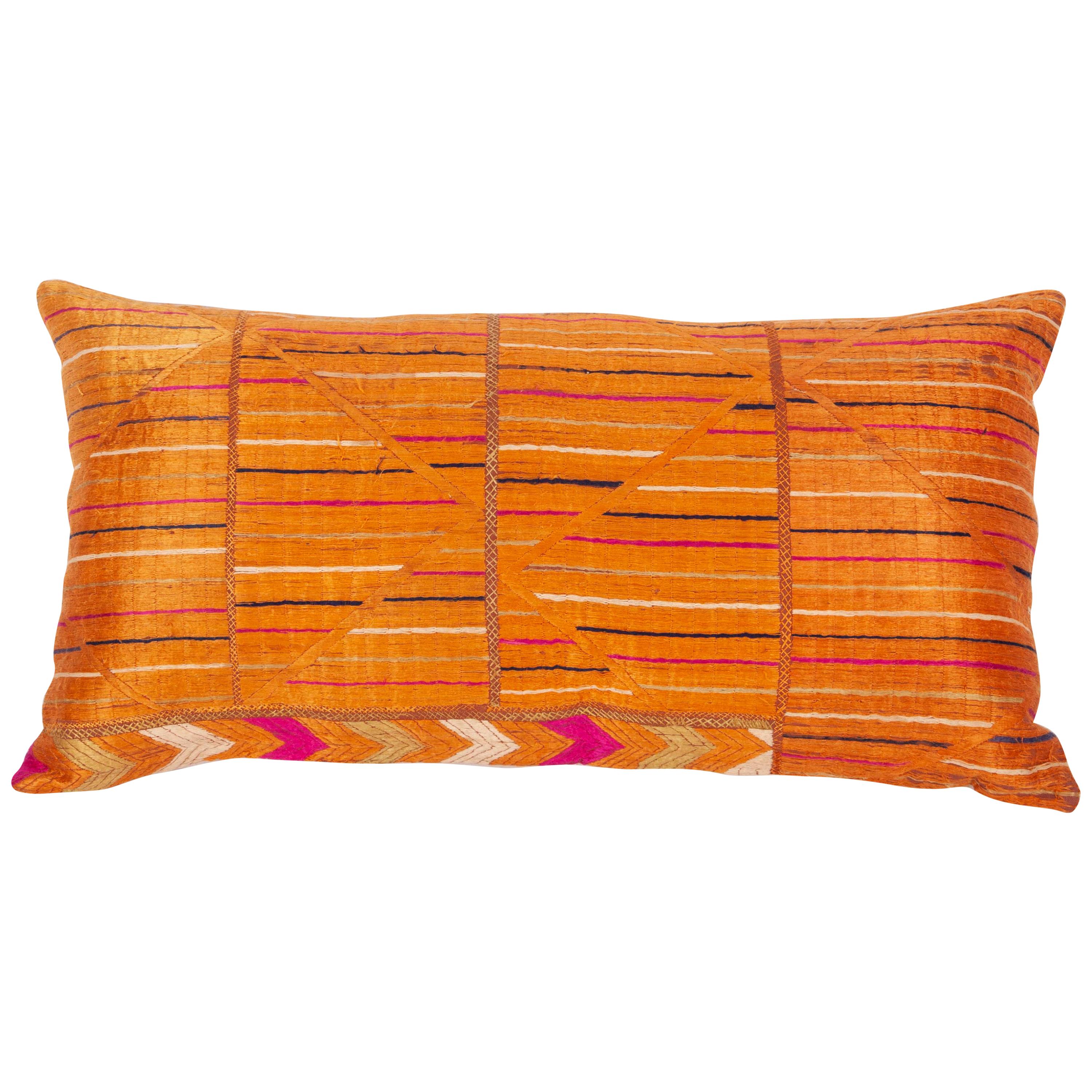 Funda de almohada confeccionada a partir de un "chal de boda" Phulkari de la India, Siglo XX