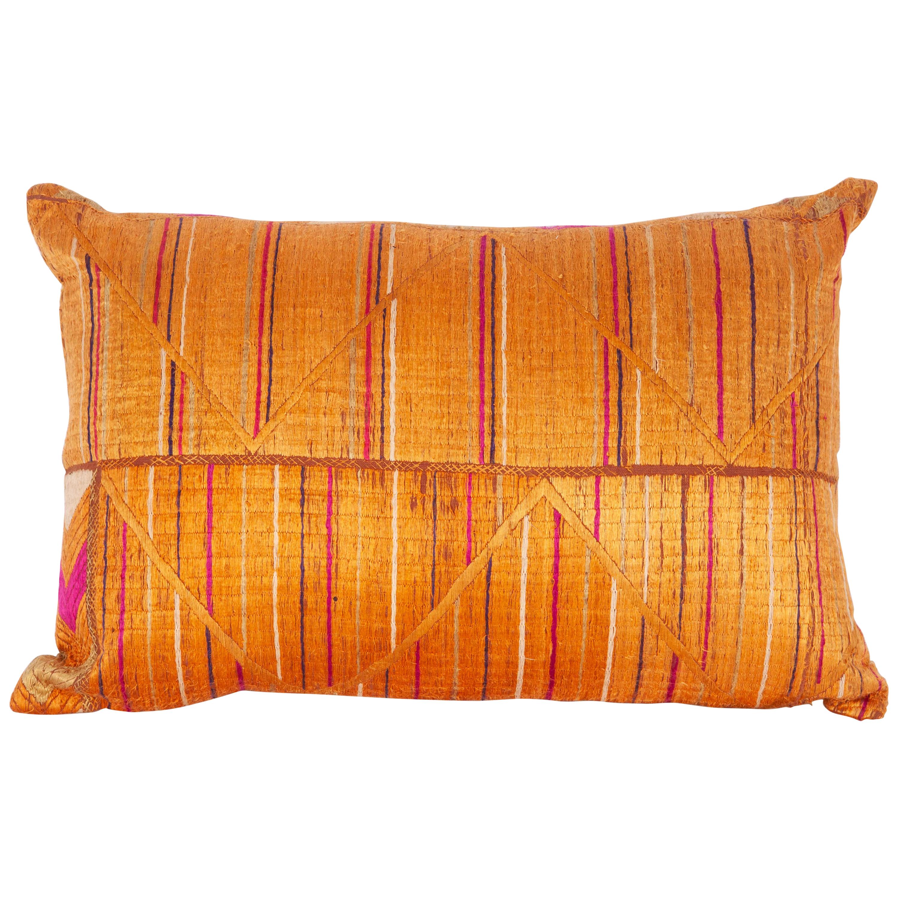 Funda de almohada confeccionada a partir de un "chal de boda" Phulkari de la India, Siglo XX en venta