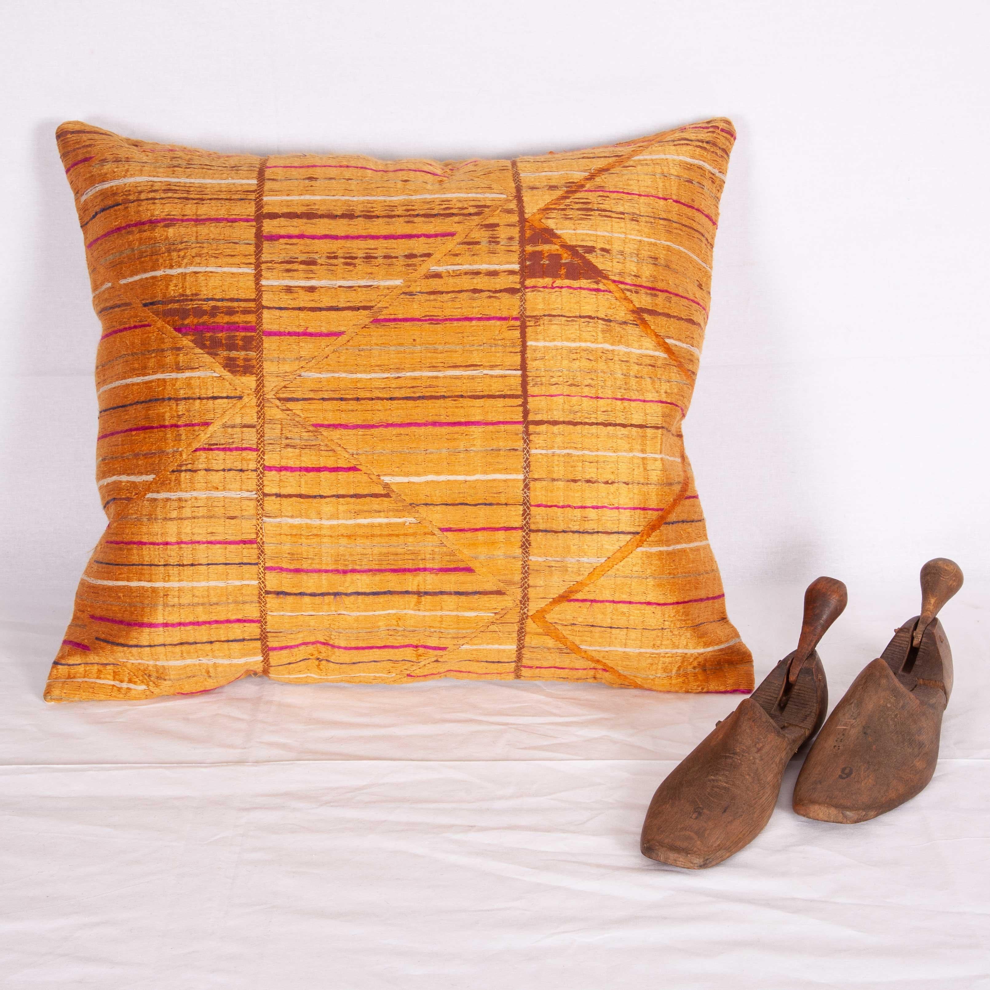 Pillow case was fashioned from an early 20th century. Wedding shawl from Punjab, India.
Linen in the back.
It does not come with an insert but a bag made to the size to accomodate insert materials.
     