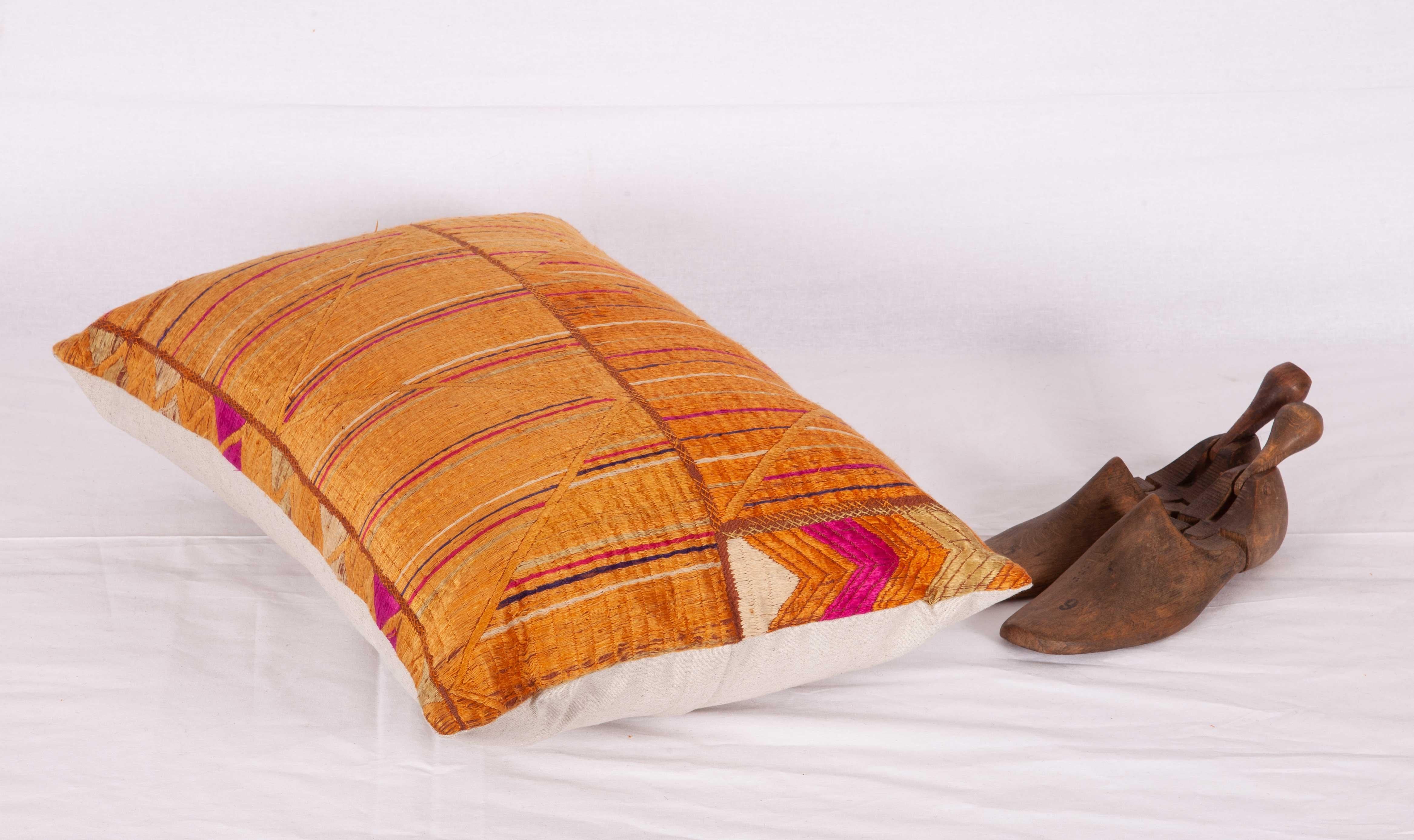 Kissenkoffer aus einem Phulkari-Schal zum Wickeln aus Indien, 20. Jahrhundert im Angebot 1