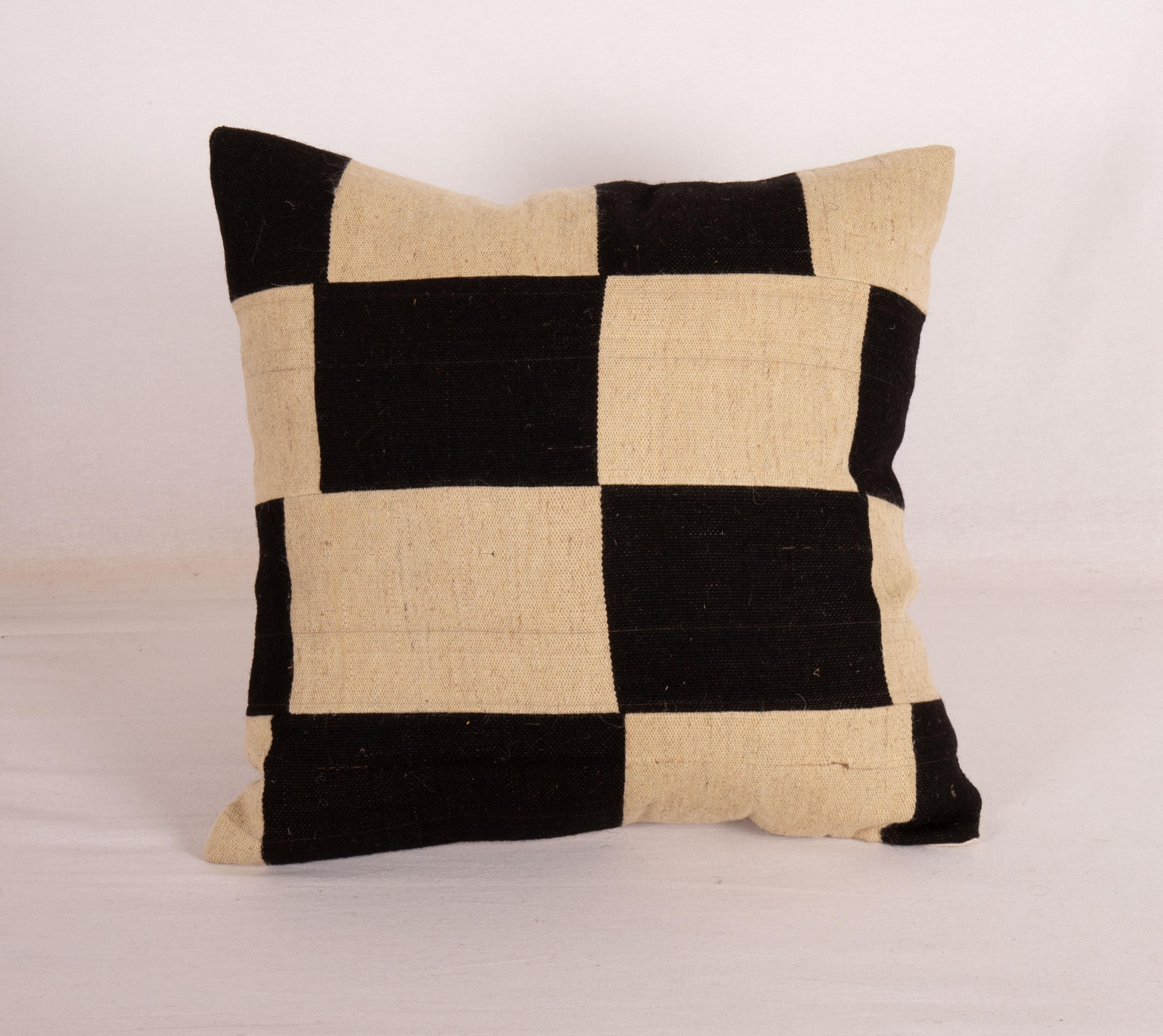 This is a patchwork pillow made from a contemporary hand loomed wool fabric.

It does not come with an insert.
Linen in the back.
Zipper Closure
Dry Clean is reccomended.
 