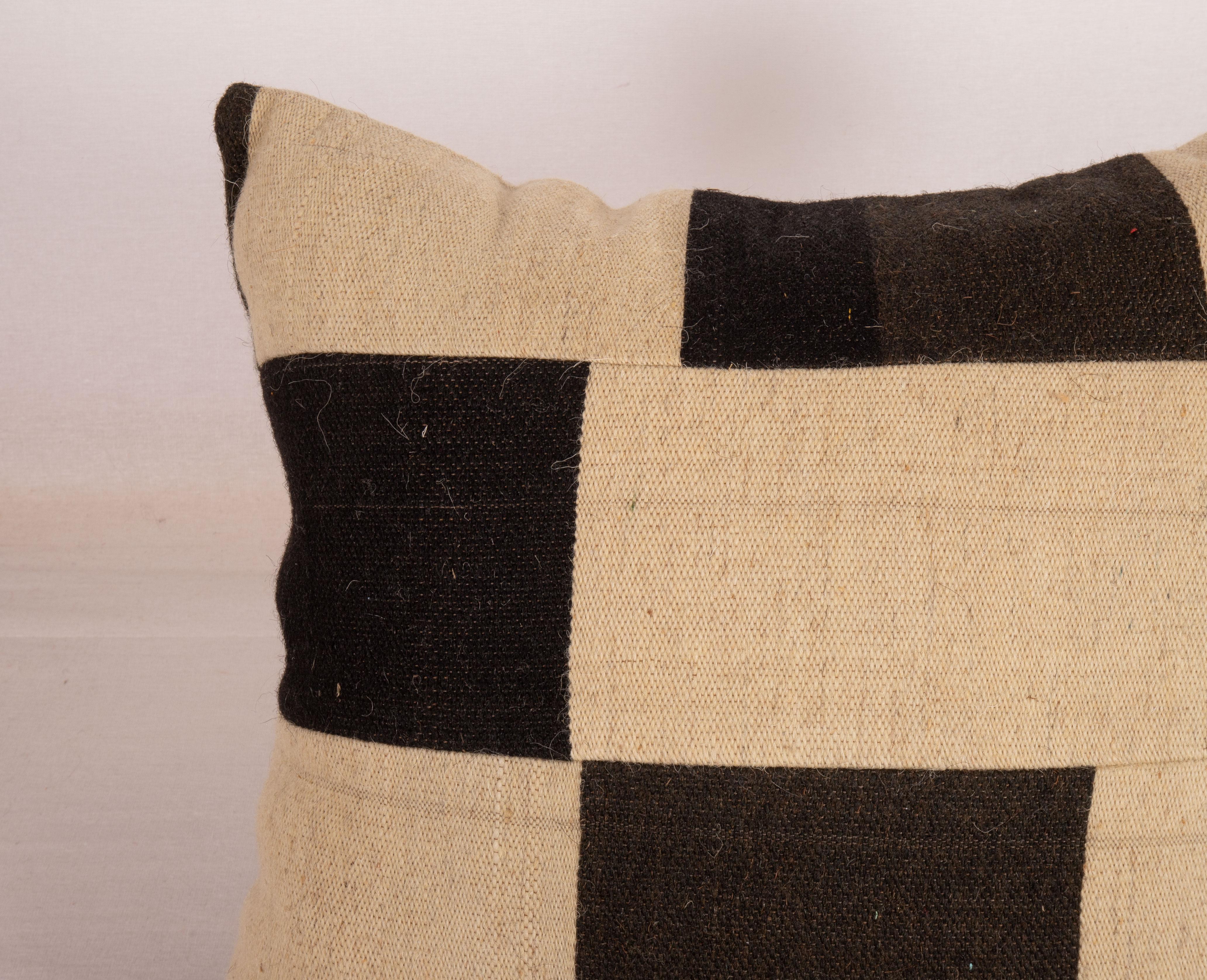 Rustique Boîtier d'oreiller fabriqué à partir d'un tissu de laine contemporain retiré à la main en vente