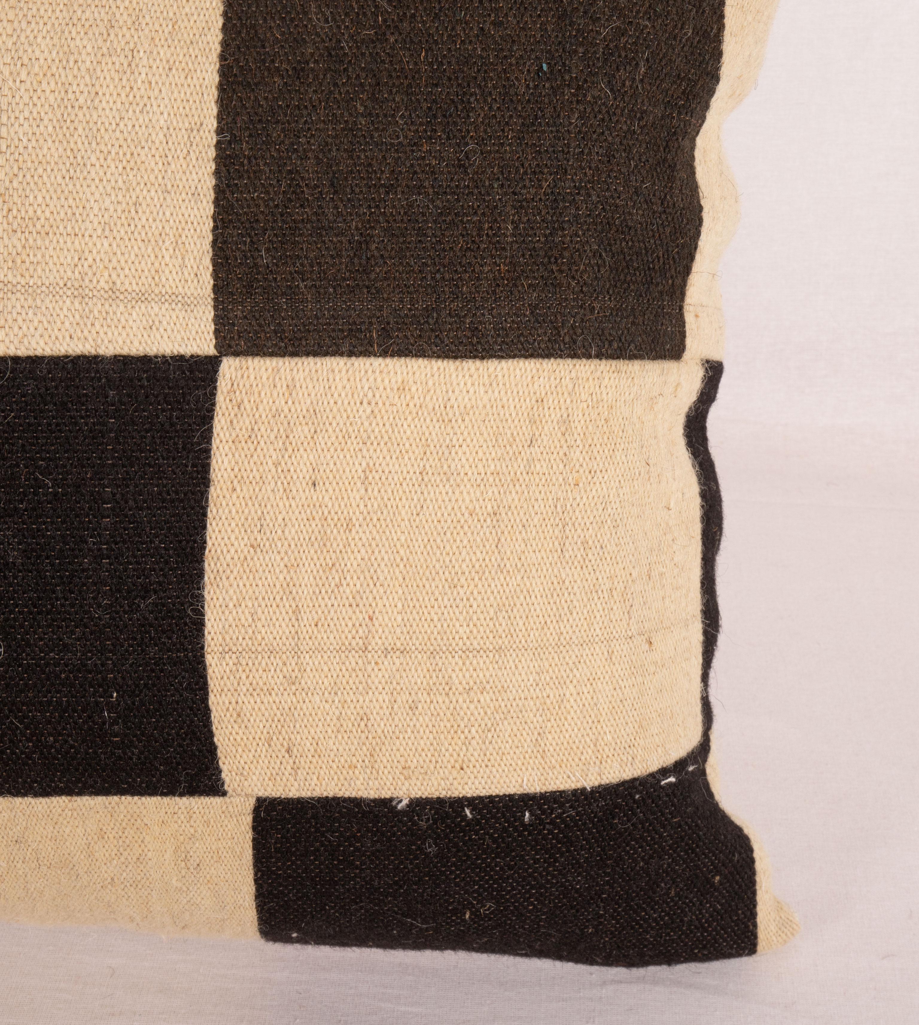 Tissé à la main Boîtier d'oreiller fabriqué à partir d'un tissu de laine contemporain retiré à la main en vente