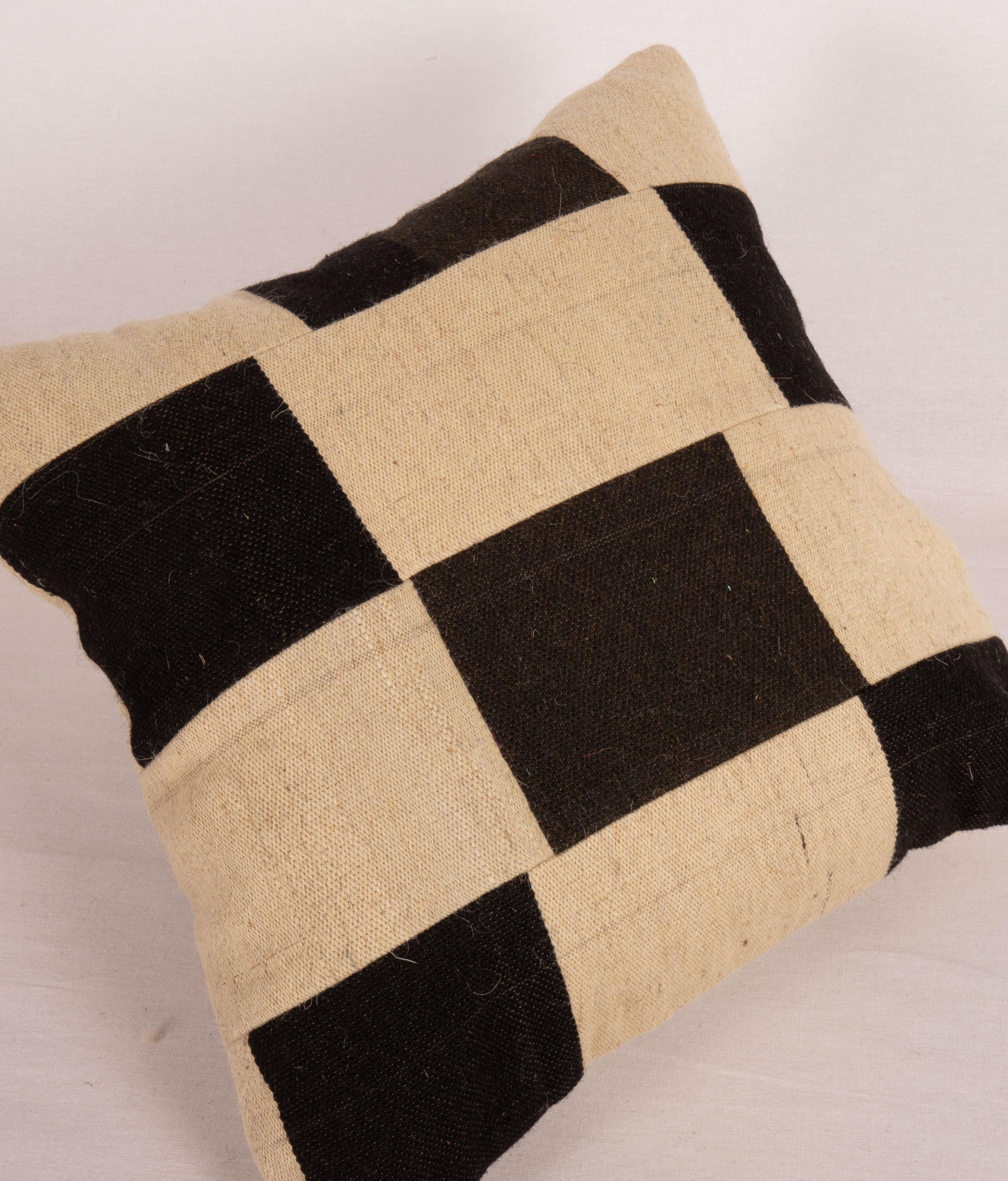 Tissé à la main Boîtier d'oreiller fabriqué à partir d'un tissu de laine contemporain retiré à la main en vente