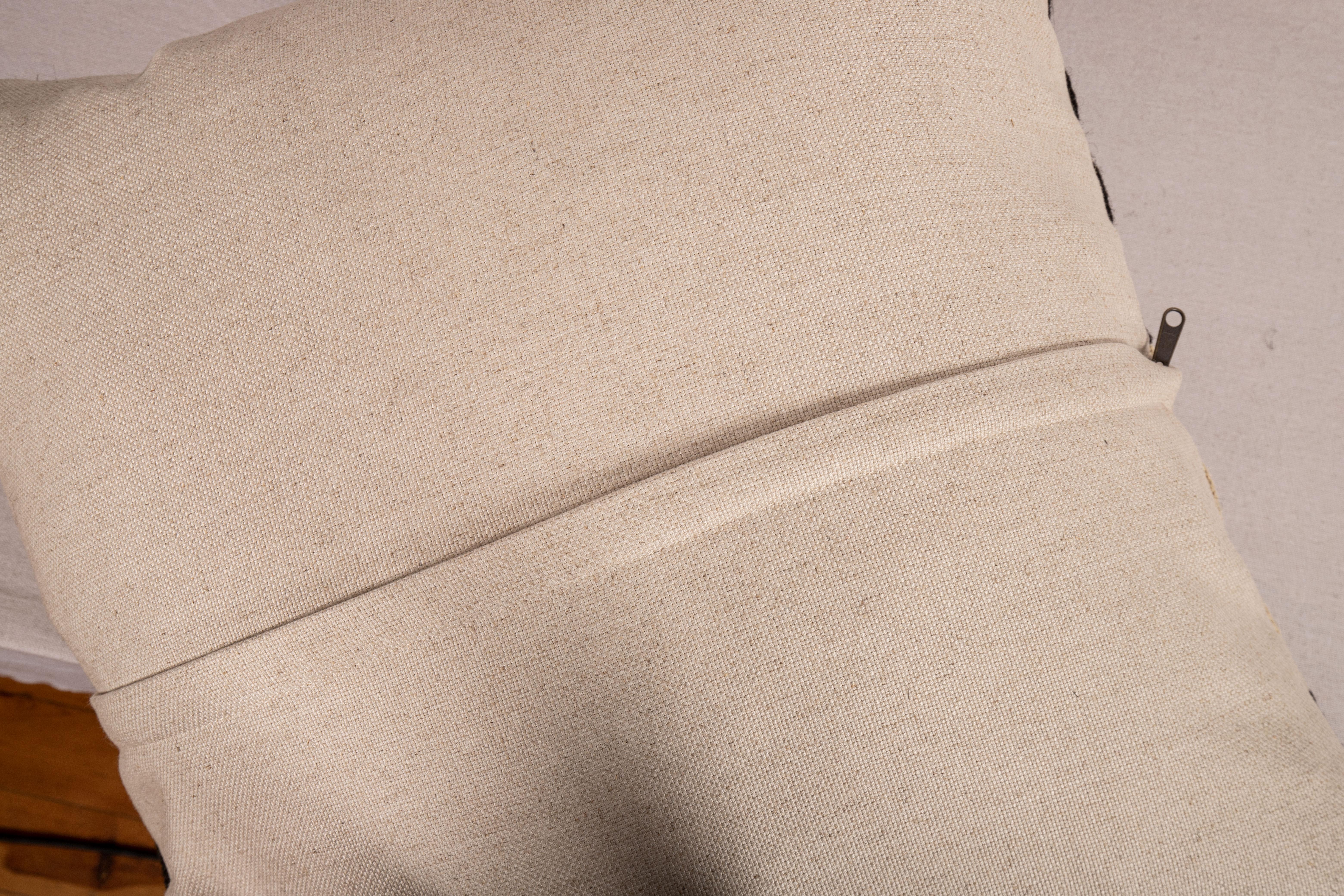 Laine Boîtier d'oreiller fabriqué à partir d'un tissu de laine contemporain retiré à la main en vente