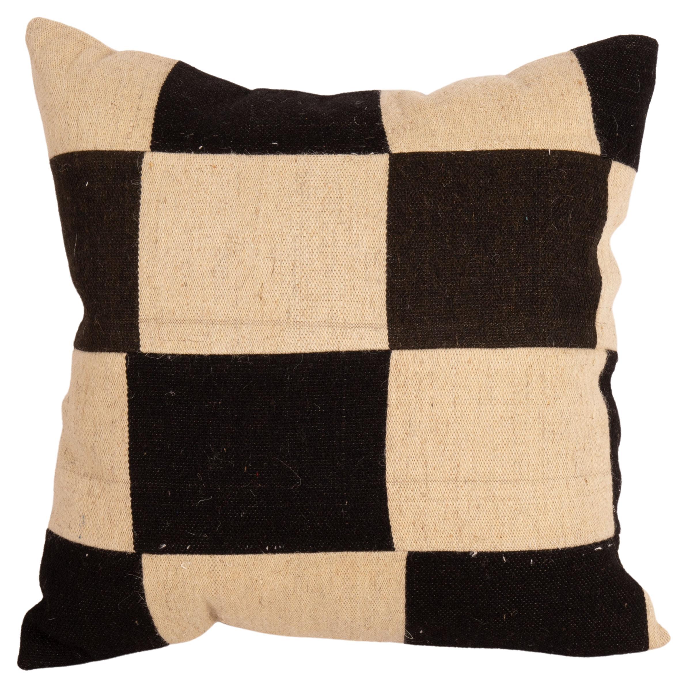 Boîtier d'oreiller fabriqué à partir d'un tissu de laine contemporain retiré à la main en vente
