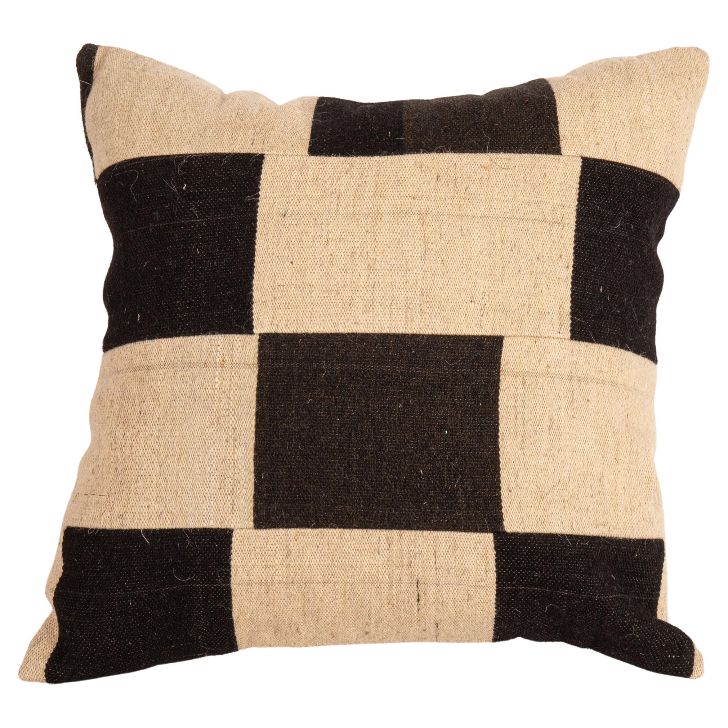 Boîtier d'oreiller fabriqué à partir d'un tissu de laine contemporain retiré à la main en vente