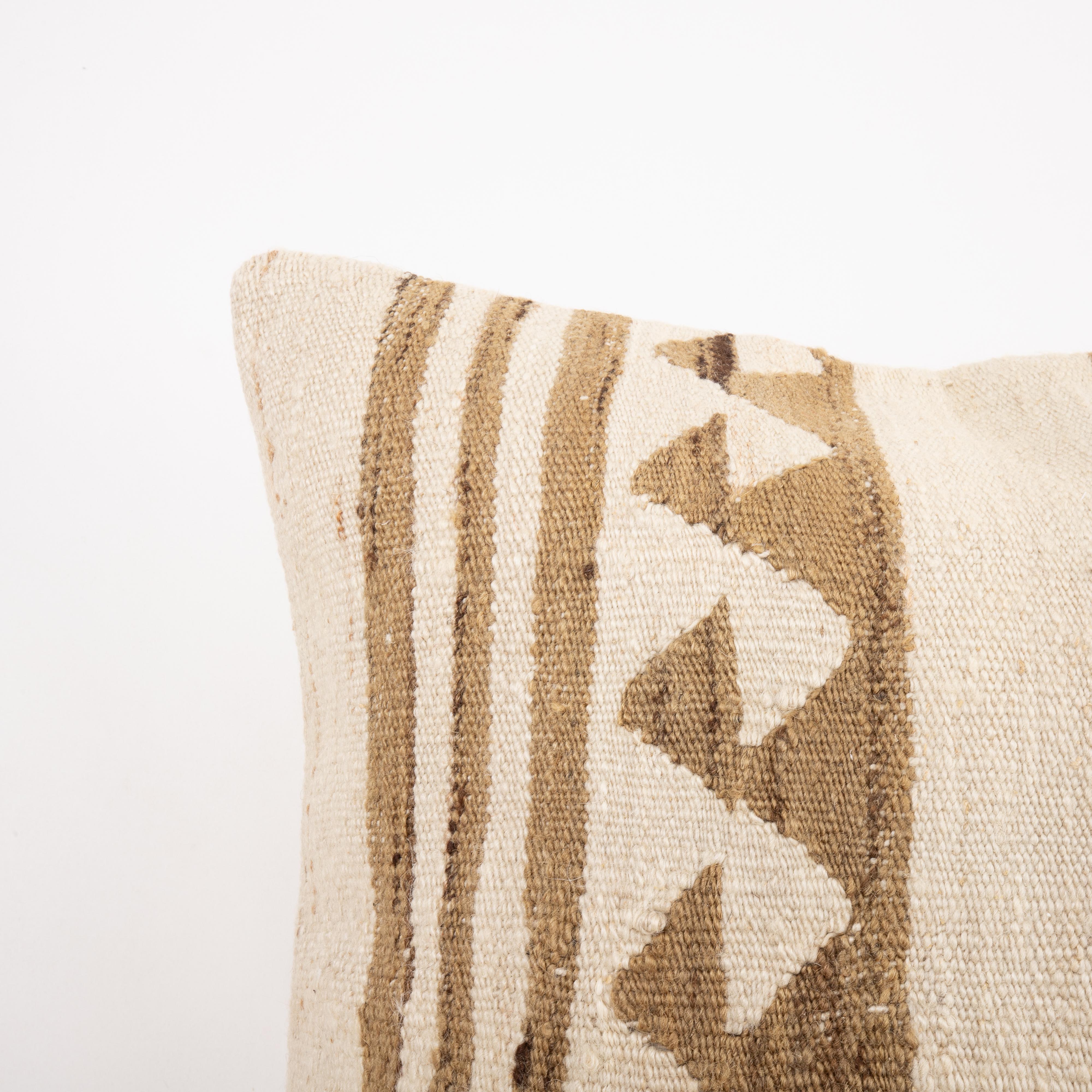 Arte popolare Fodera per cuscino ricavata da un kilim anatolico, turco e neutro della metà del 20° secolo. in vendita