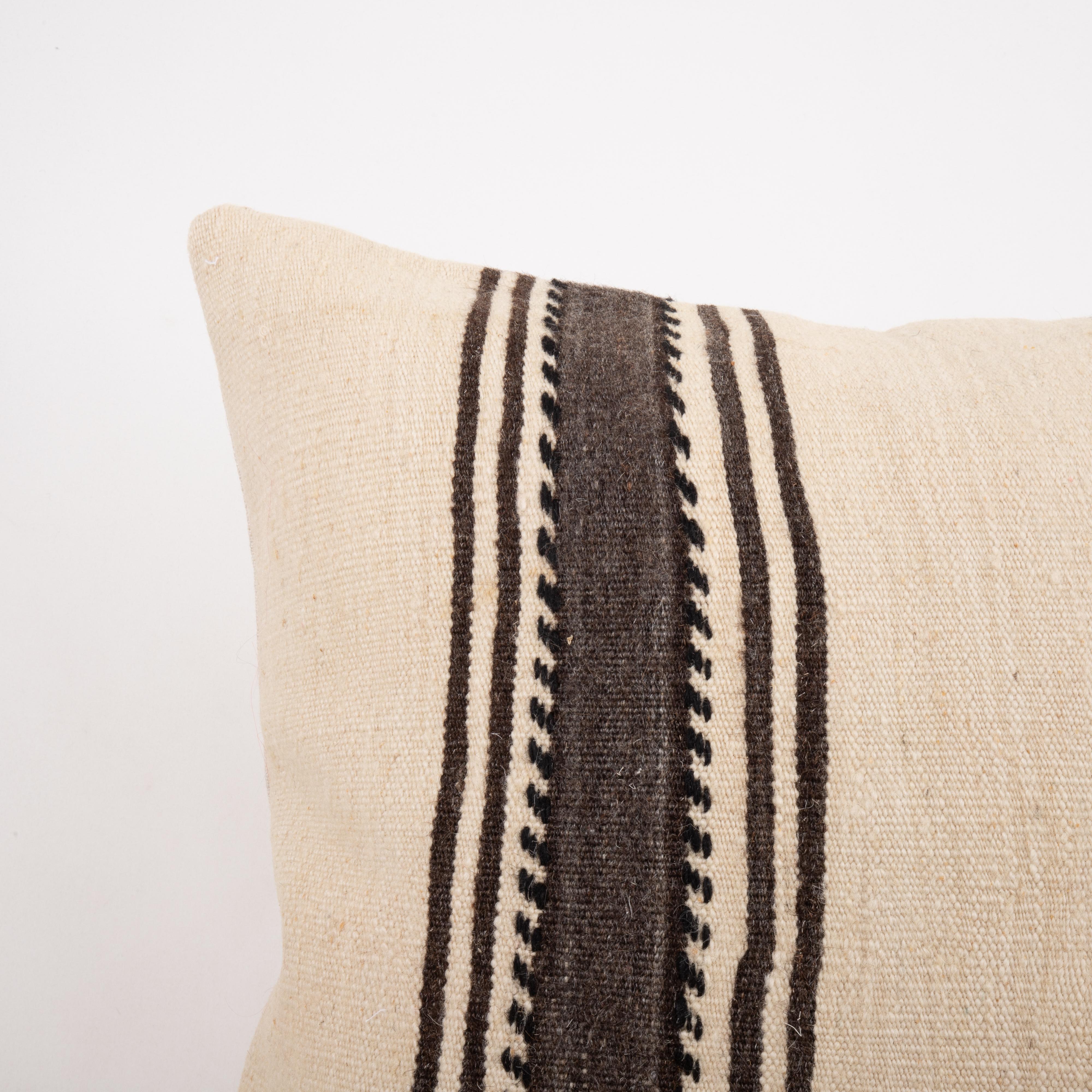 Arte popolare Fodera per cuscino ricavata da un kilim anatolico, turco e neutro della metà del 20° secolo. in vendita