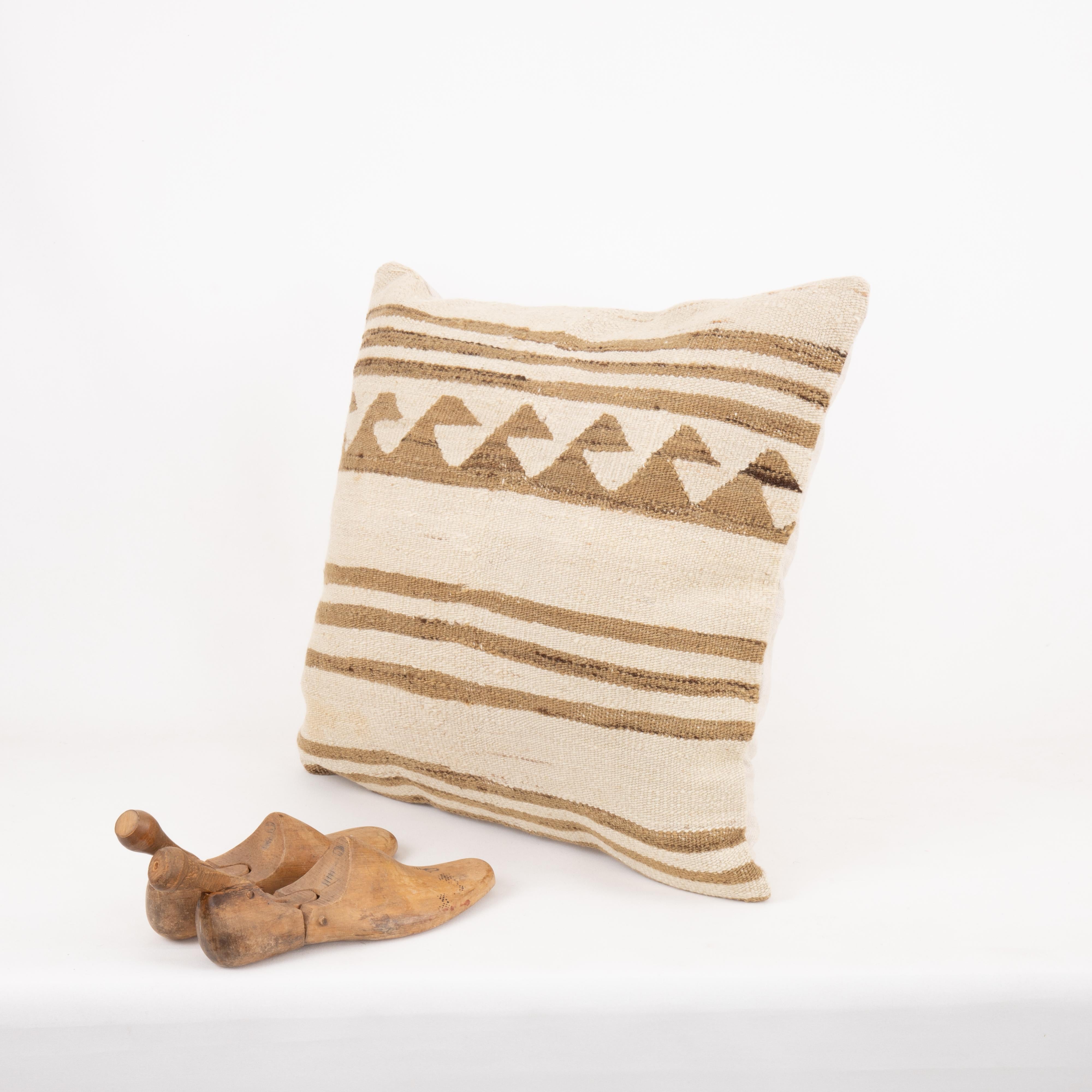 Fodera per cuscino ricavata da un kilim anatolico, turco e neutro della metà del 20° secolo. In condizioni buone in vendita a Istanbul, TR