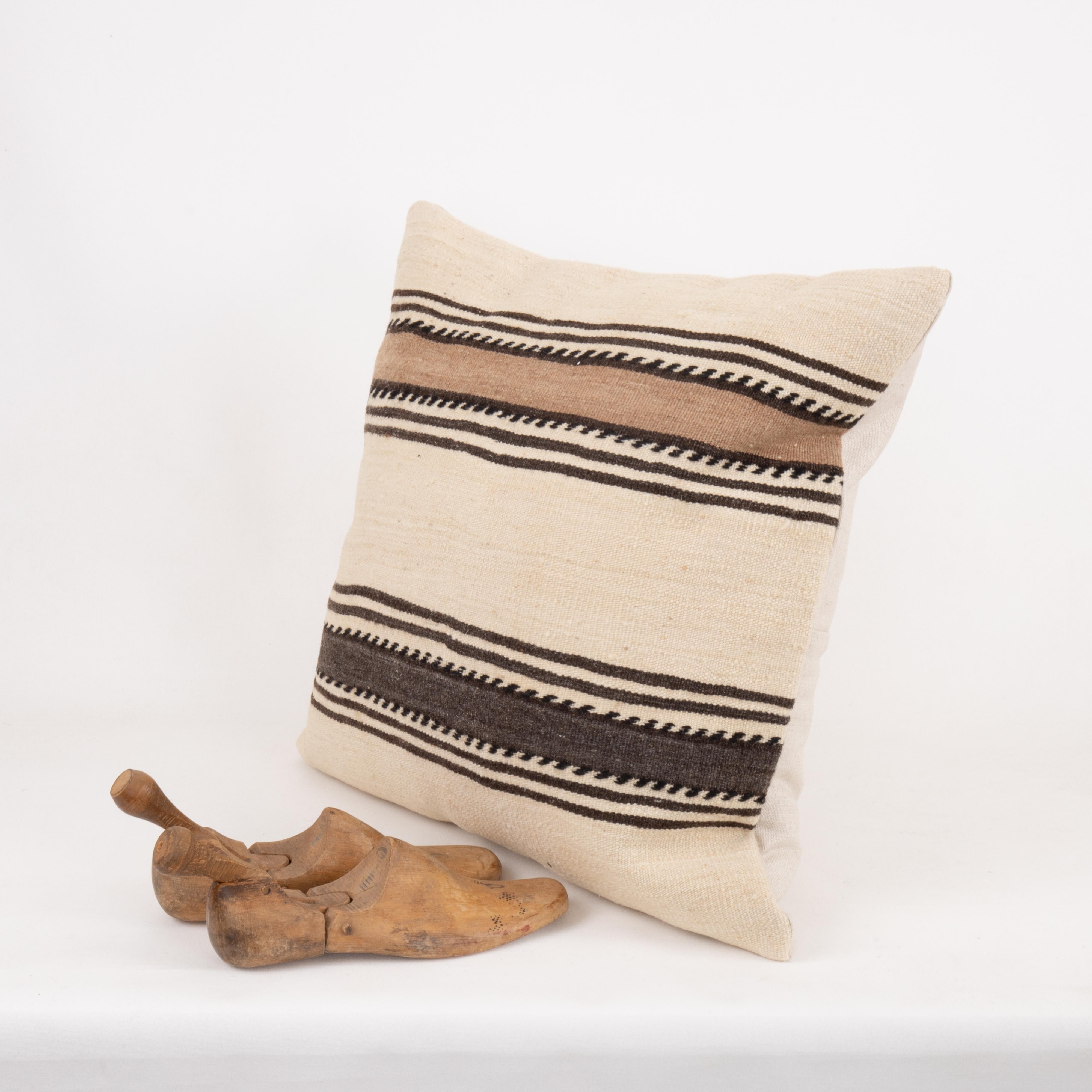 Fodera per cuscino ricavata da un kilim anatolico, turco e neutro della metà del 20° secolo. In condizioni buone in vendita a Istanbul, TR