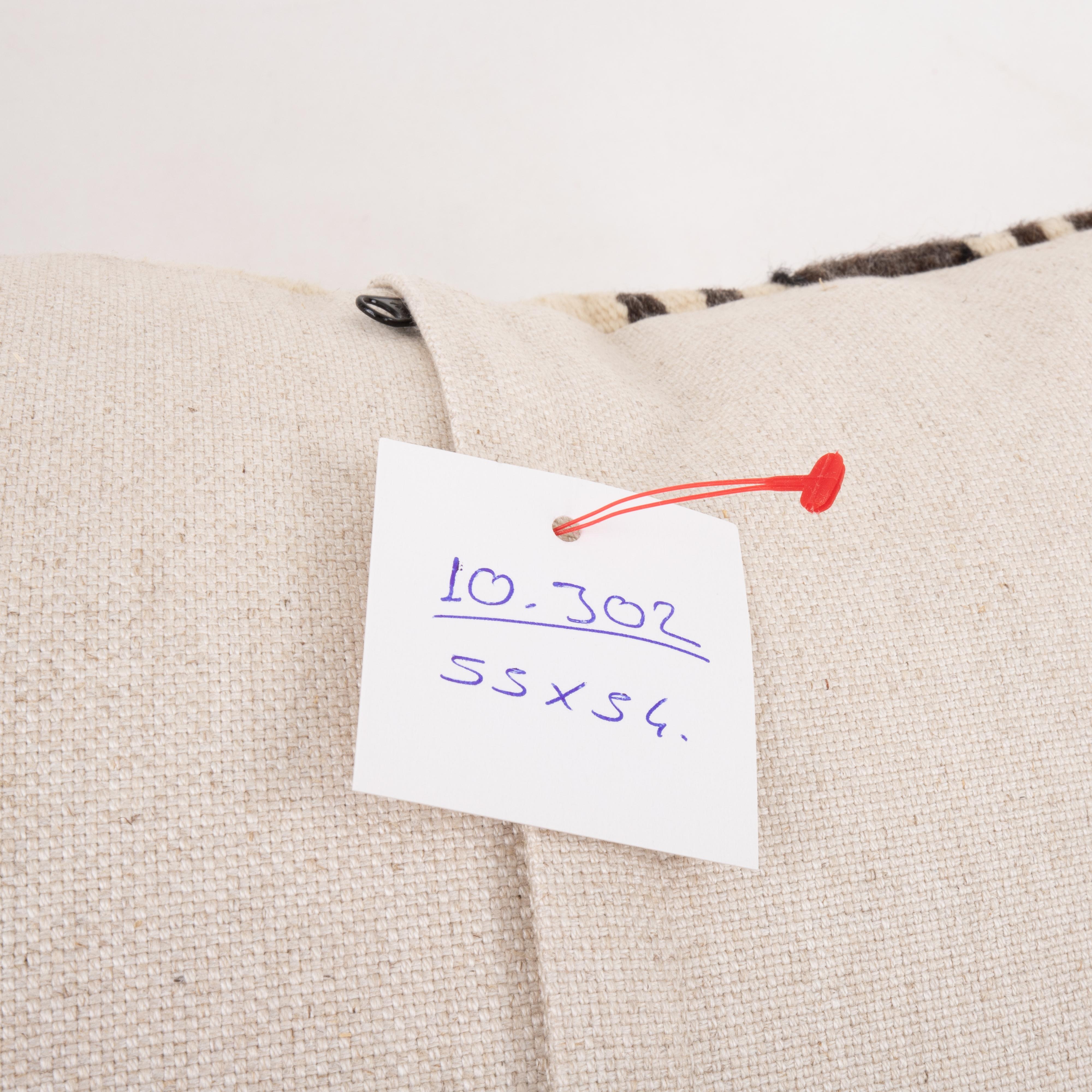 XX secolo Fodera per cuscino ricavata da un kilim anatolico, turco e neutro della metà del 20° secolo. in vendita
