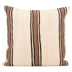 Funda de almohada hecha con un kilim neutro turco de Anatolia de mediados del siglo XX