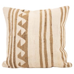 Funda de almohada hecha con un kilim neutro turco de Anatolia de mediados del siglo XX
