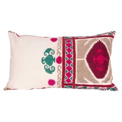 Funda de almohada hecha con un suzani vintage, Uzbekistán, mediados del siglo XX
