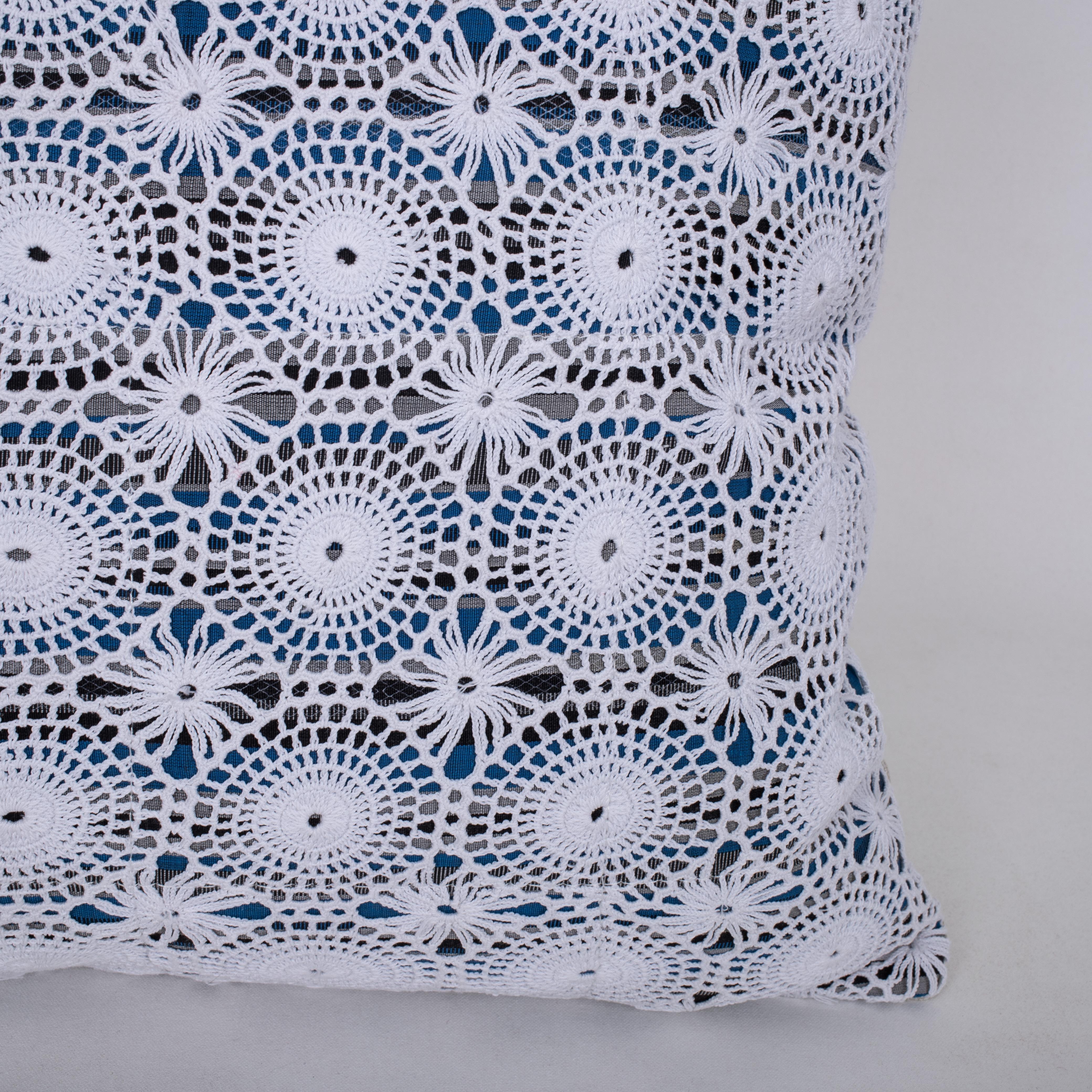 Funda de almohada hecha con un mantel de crouchet turco antiguo Turco en venta