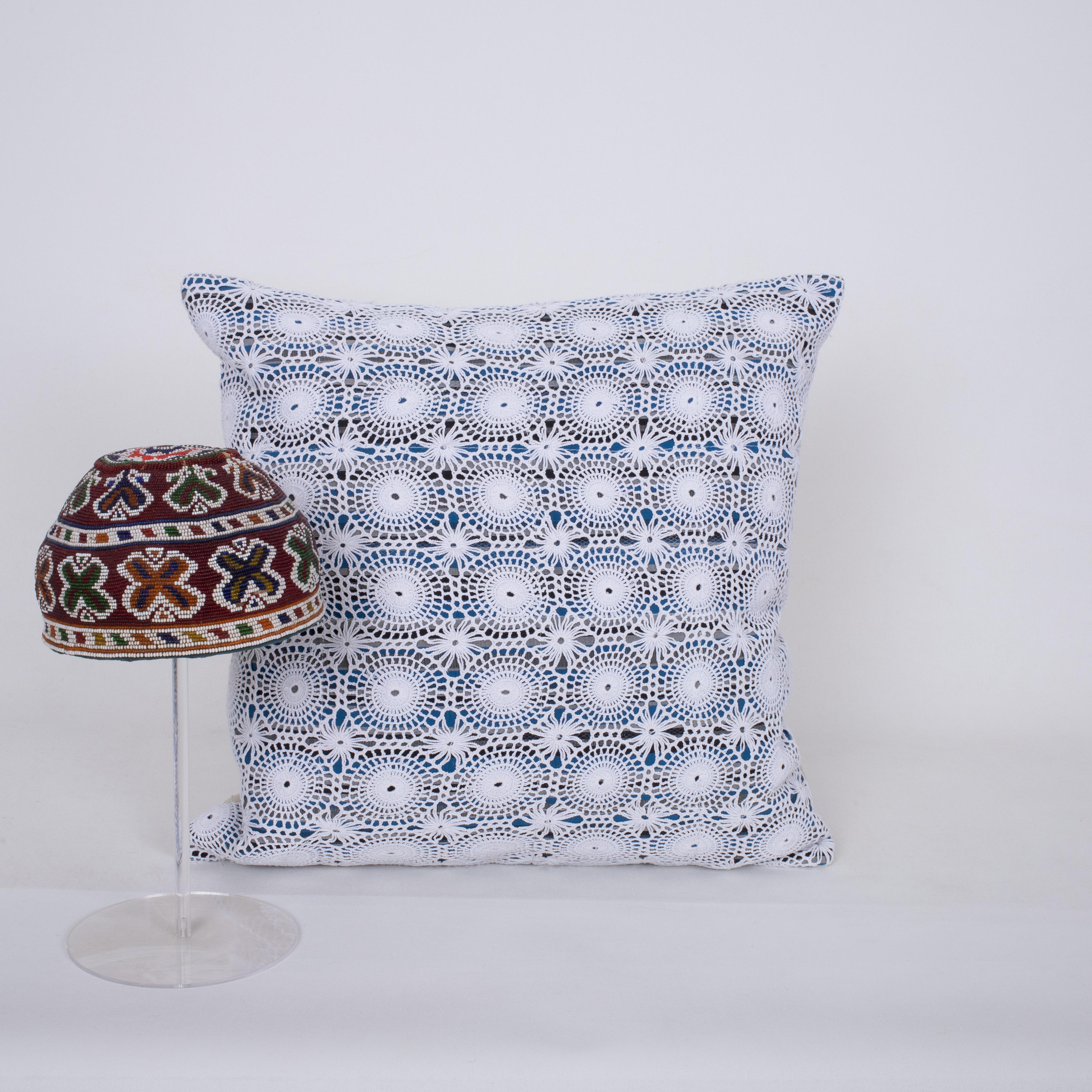 Funda de almohada hecha con un mantel de crouchet turco antiguo en Bueno estado para la venta en Istanbul, TR