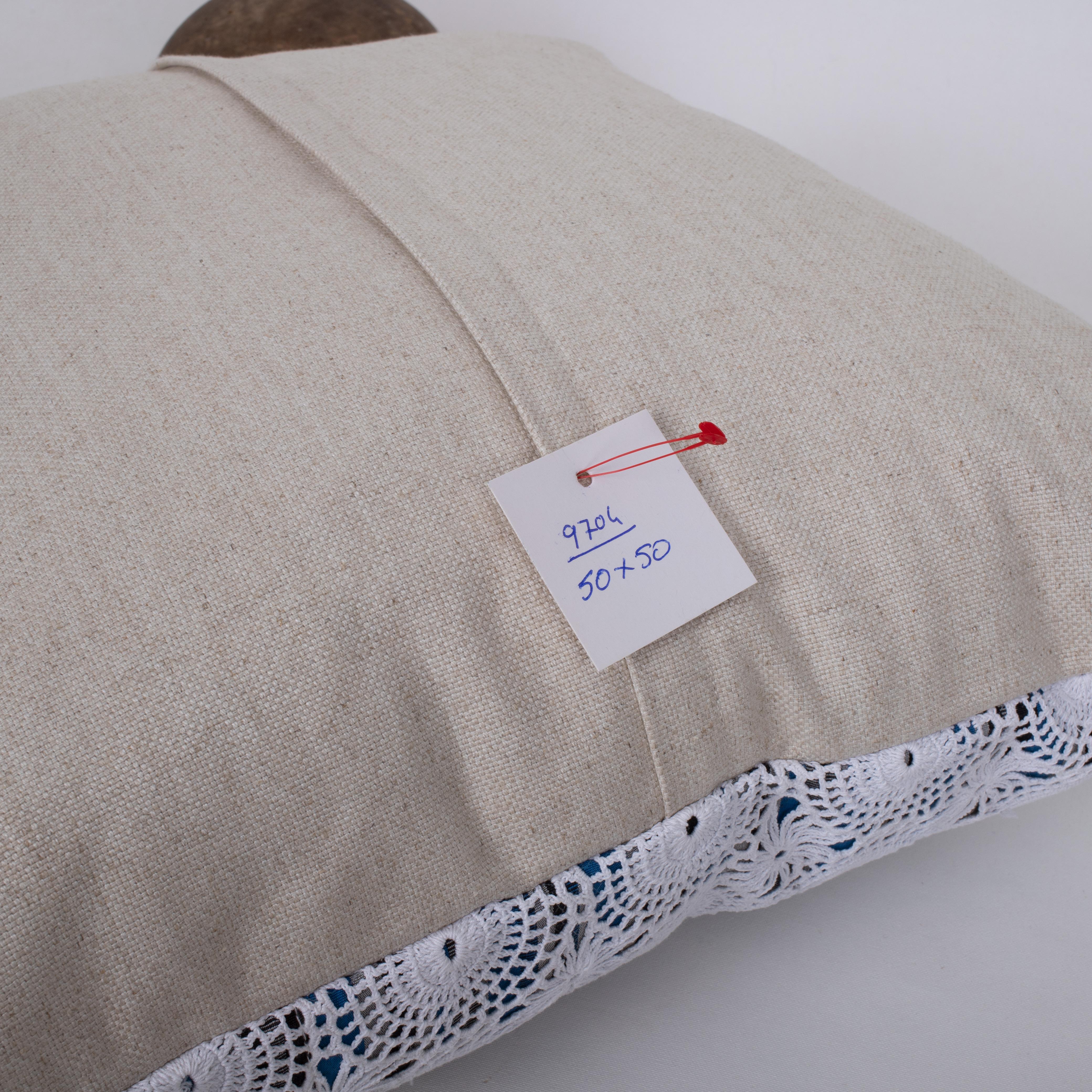 Funda de almohada hecha con un mantel de crouchet turco antiguo siglo XX en venta
