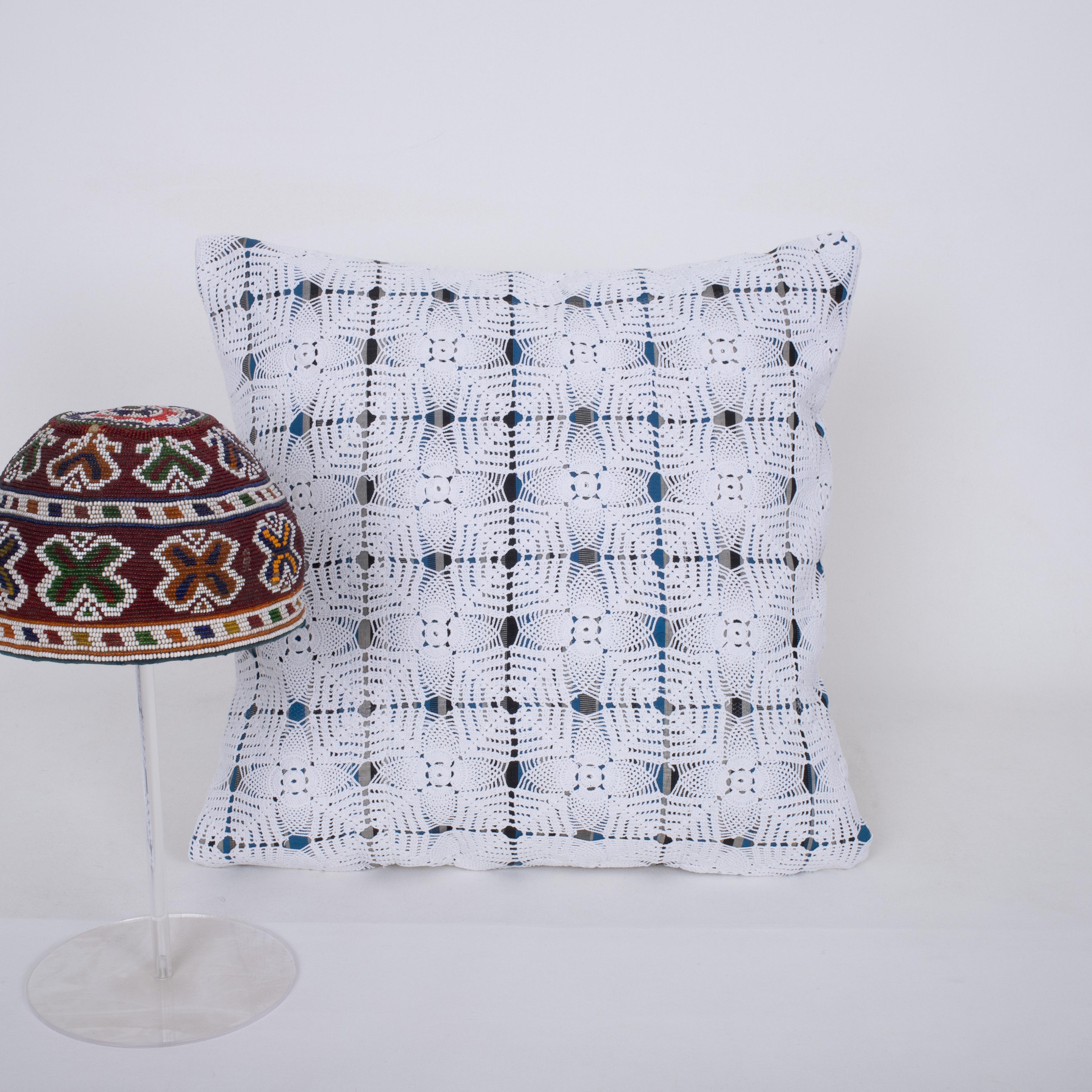 Funda de almohada hecha con un mantel de crouchet turco antiguo siglo XX en venta