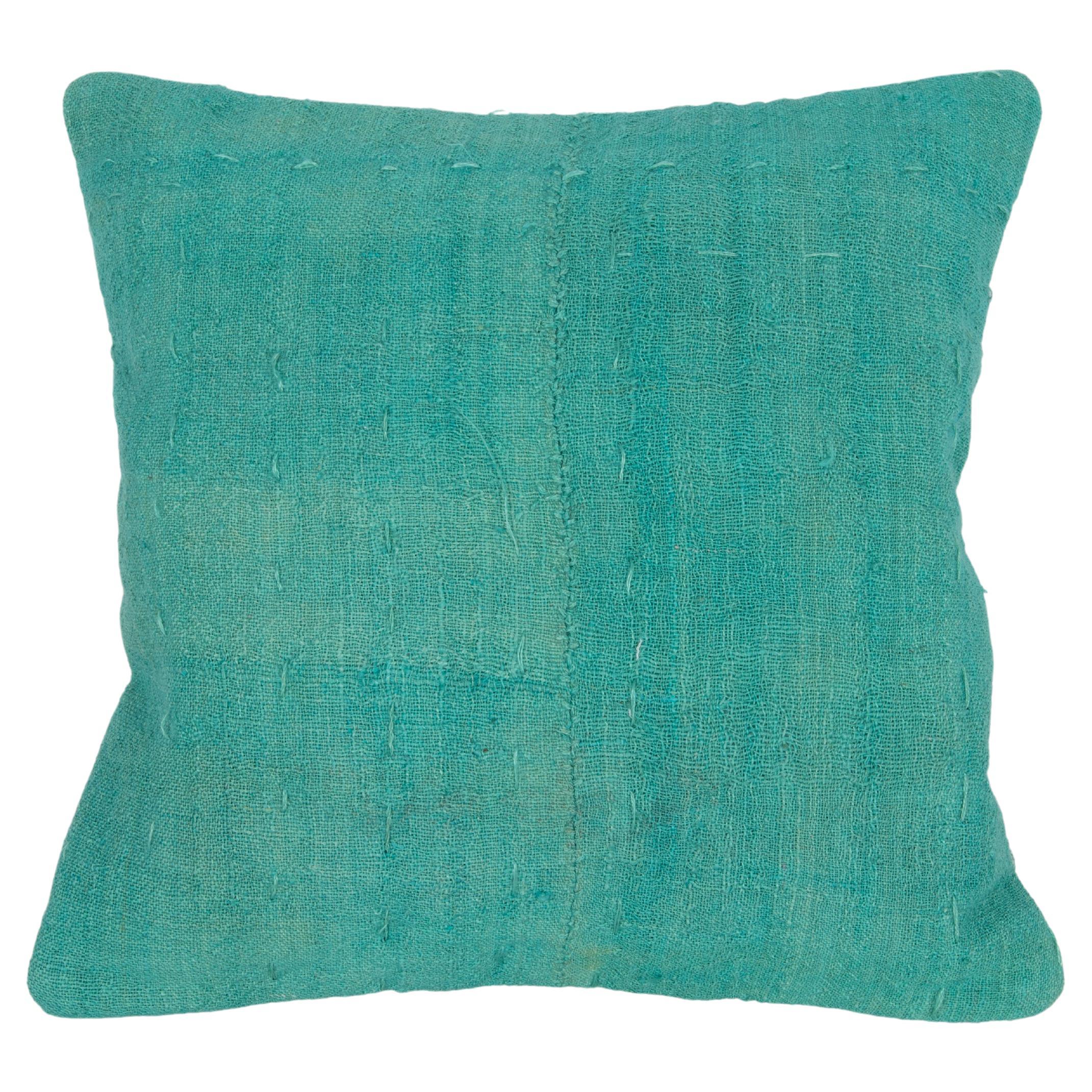 Funda de almohada hecha con una colcha de lana de Anatolia, mediados del siglo XX