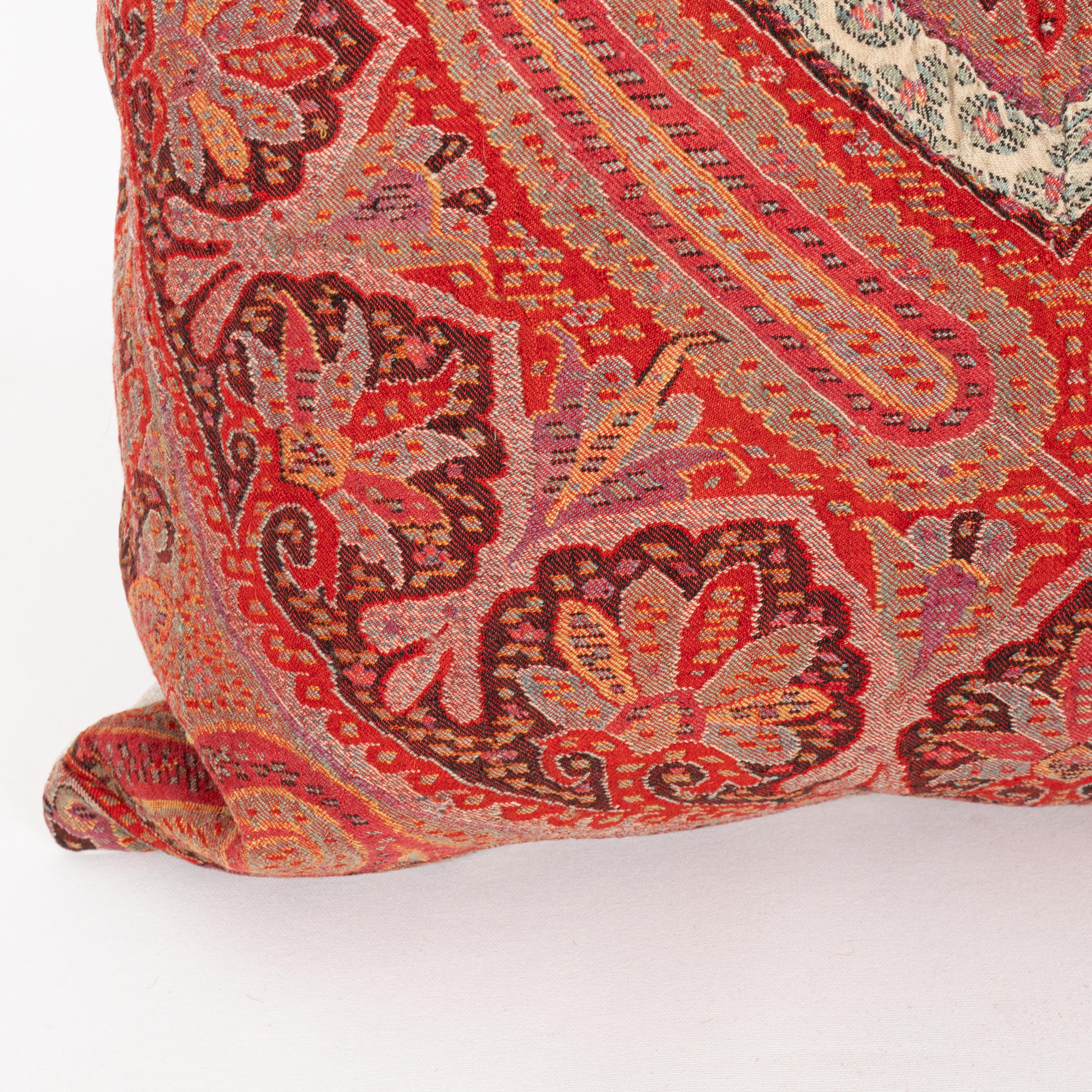 Tissé à la main Taie d'oreiller fabriquée à partir d'un châle ancien du Cachemire, Inde en vente
