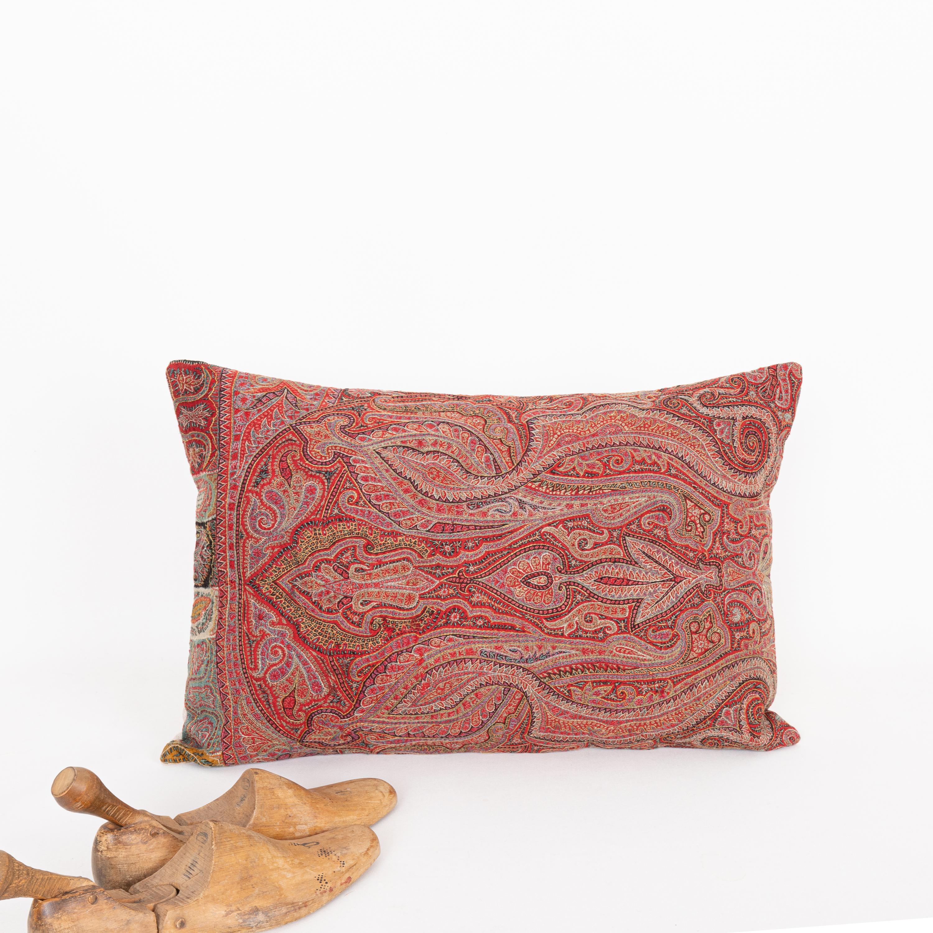 Kissenkoffer aus einem antiken Kaschmirschal, Indien (Bestickt) im Angebot