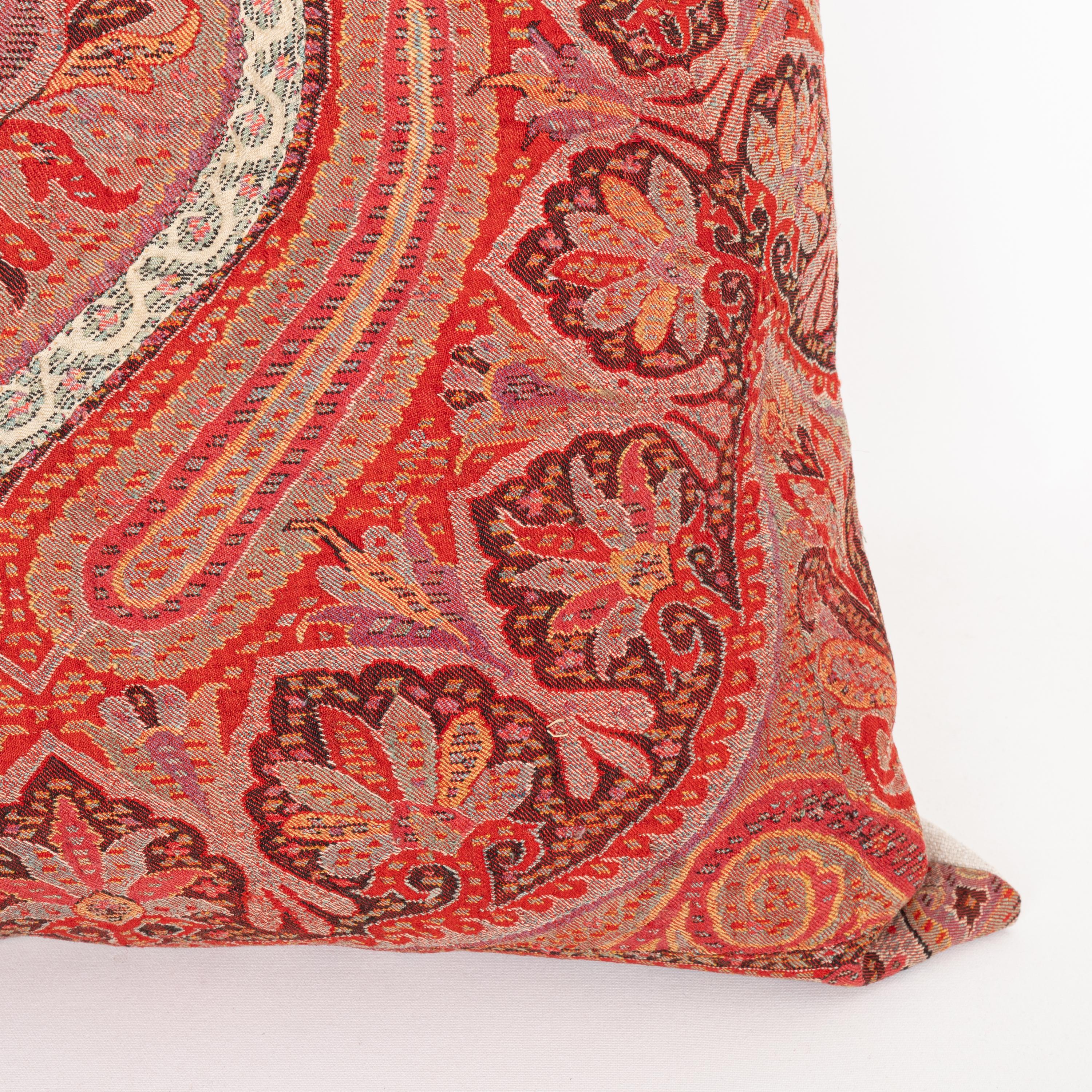 Taie d'oreiller fabriquée à partir d'un châle ancien du Cachemire, Inde Bon état - En vente à Istanbul, TR