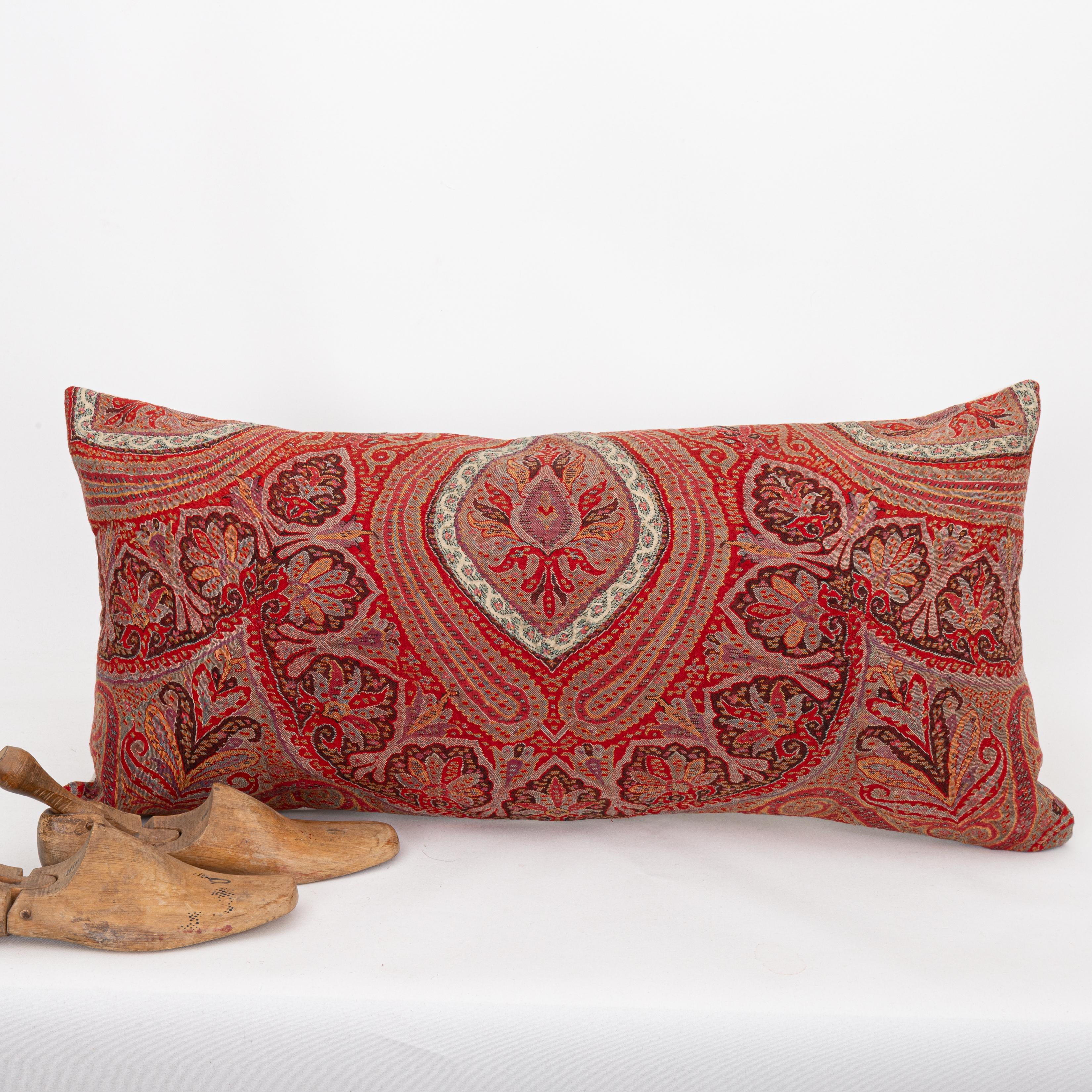 Taie d'oreiller fabriquée à partir d'un châle ancien du Cachemire, Inde Bon état - En vente à Istanbul, TR