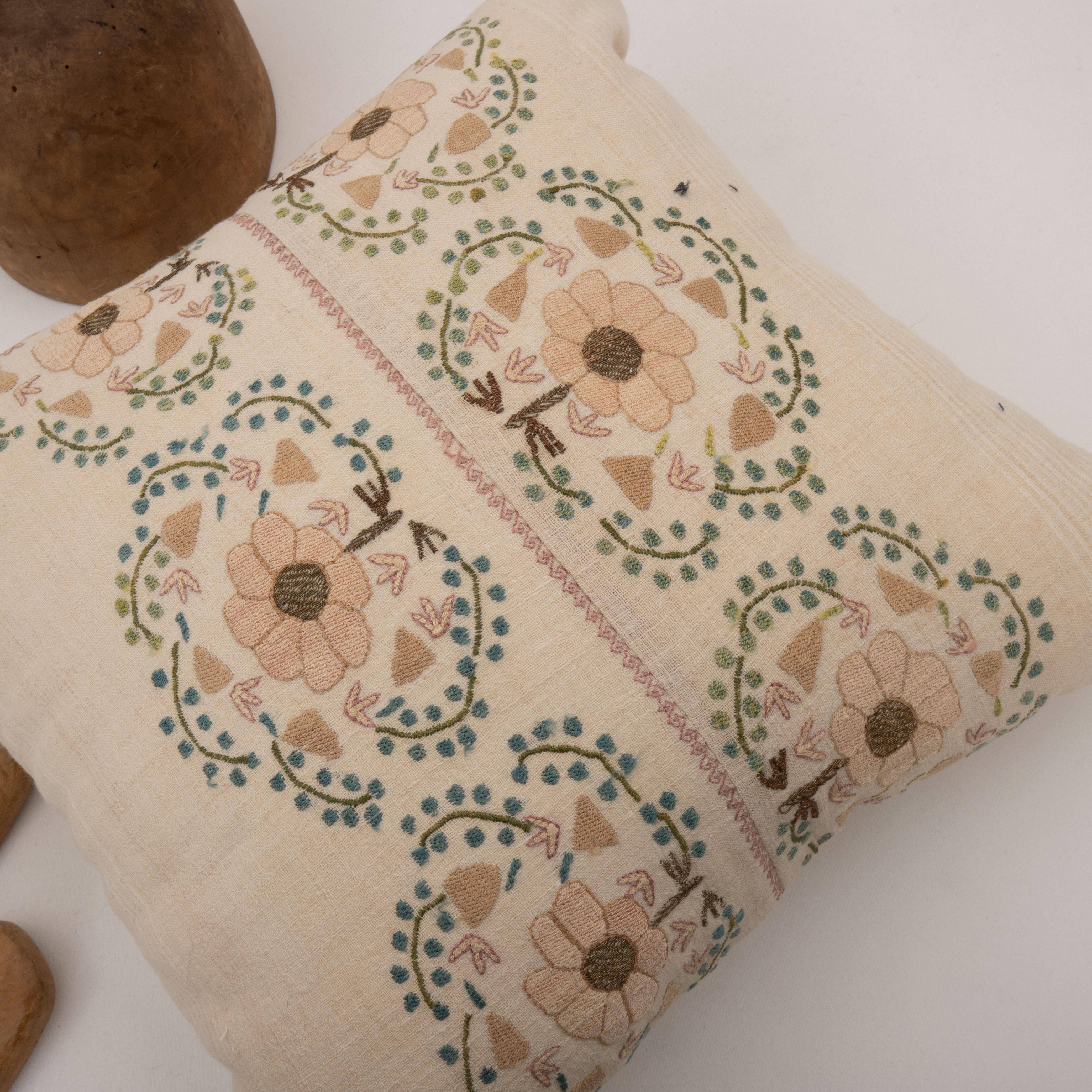 XIXe siècle Étui d'oreiller à partir d'une broderie d'ottomane ancienne en vente
