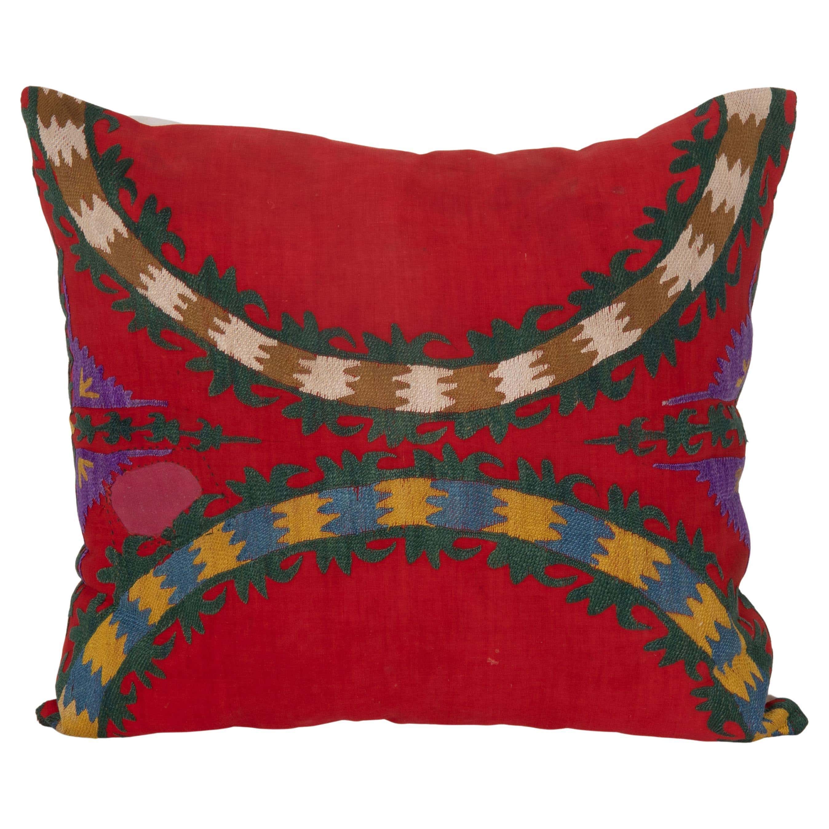 https://a.1stdibscdn.com/pillow-case-made-from-an-early-20th-c-uzbek-suzani-for-sale/f_18273/f_373295721701353508848/f_37329572_1701353510292_bg_processed.jpg?disable=upscale&auto=webp&quality=60&width=200%20200w