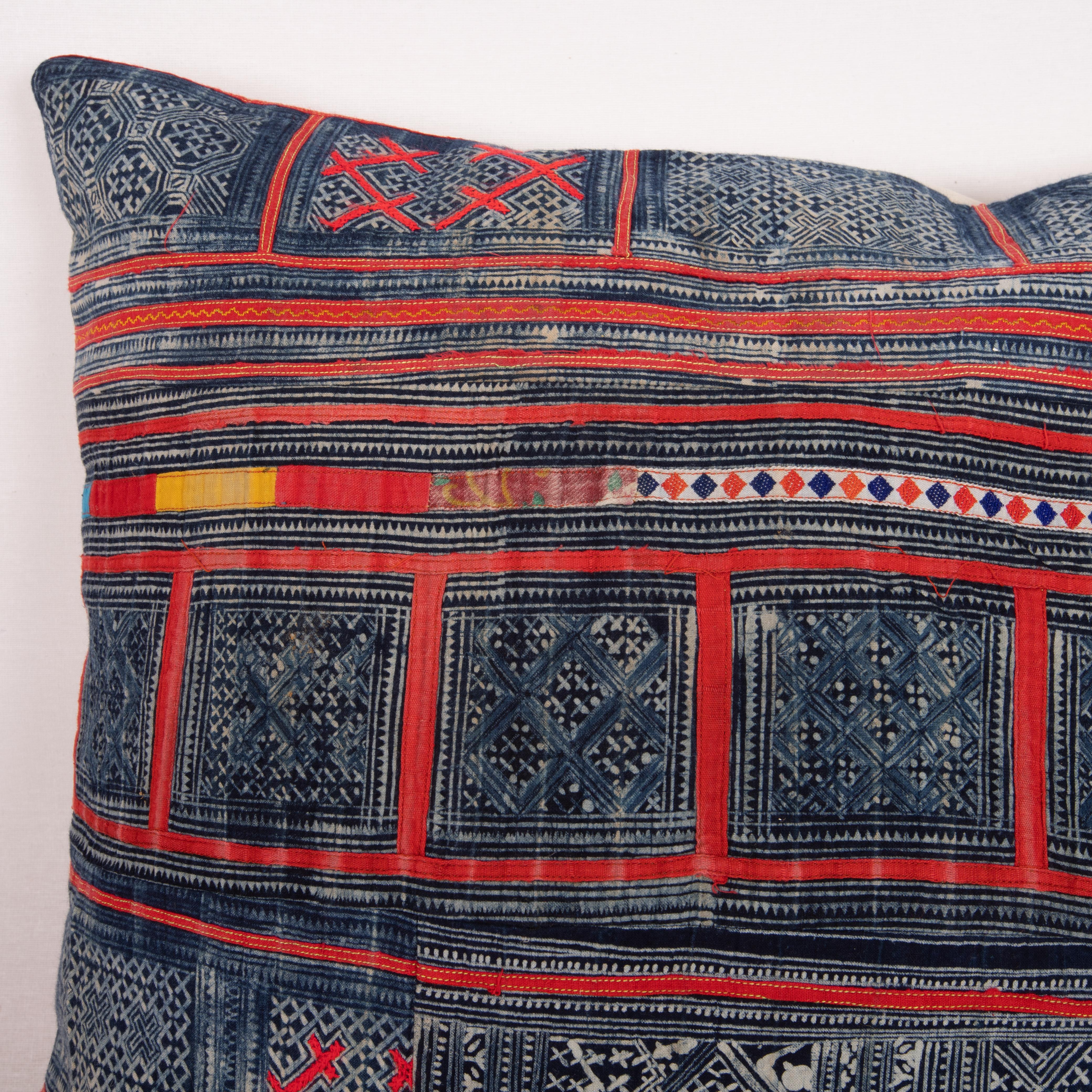 Kissenkoffer aus Batik-Textilien der Hmong Hill Tribe, Mitte des 20. Jahrhunderts (Stammeskunst) im Angebot