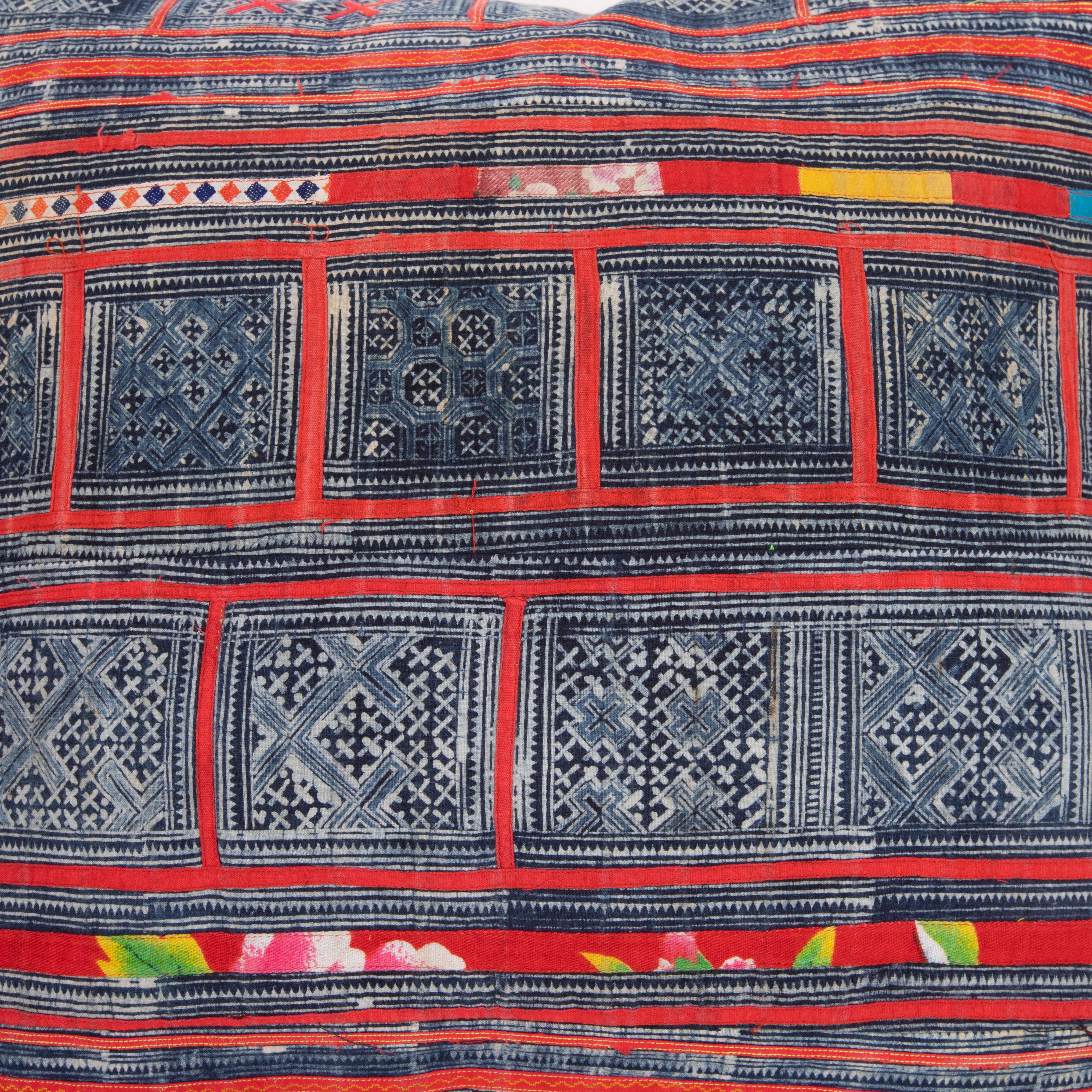 Kissenkoffer aus Batik-Textilien der Hmong Hill Tribe, Mitte des 20. Jahrhunderts (Vietnamesisch) im Angebot