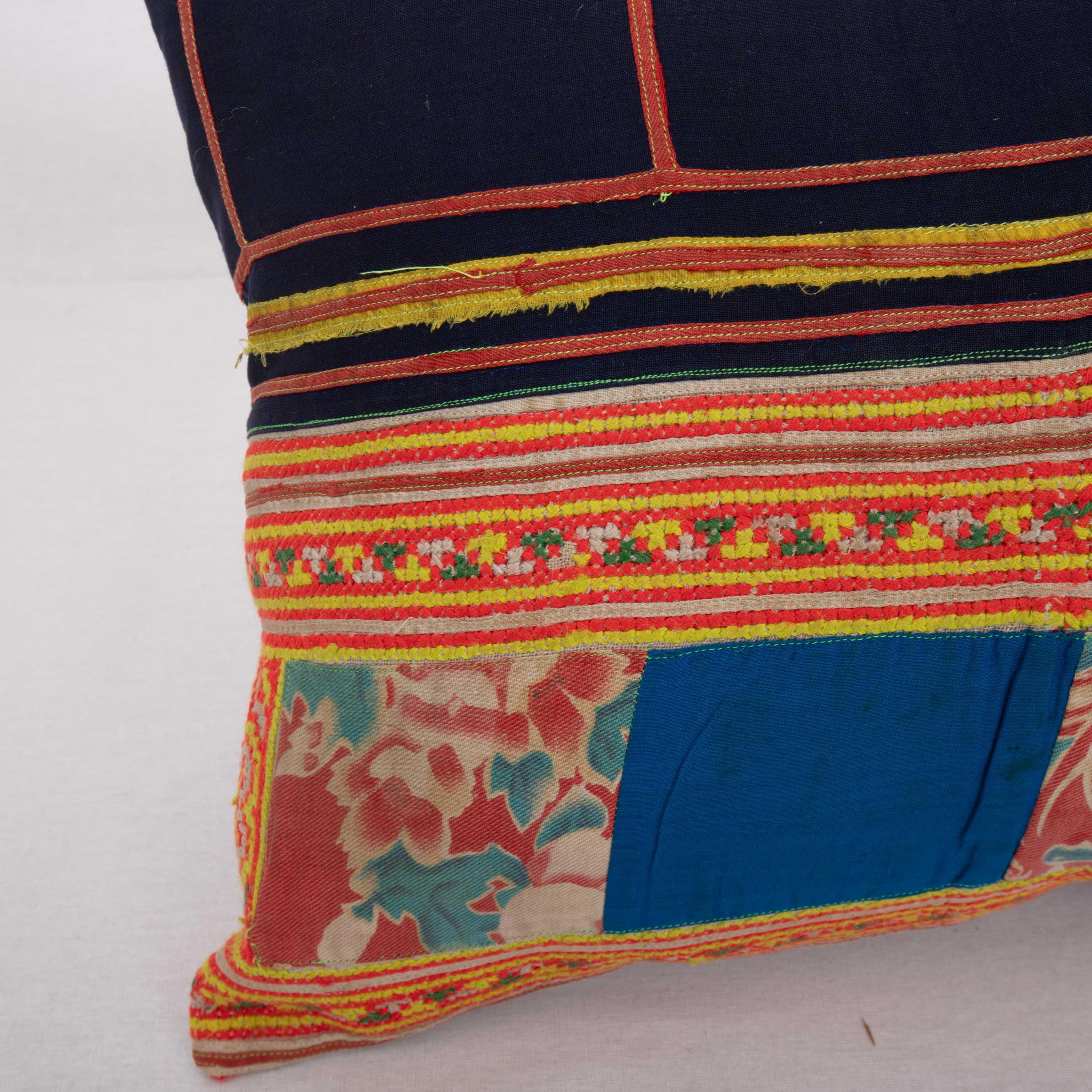 Vietnamien Pillow Case Made from Hmong Hill Tribe Batik Textile Mid 20th C en vente