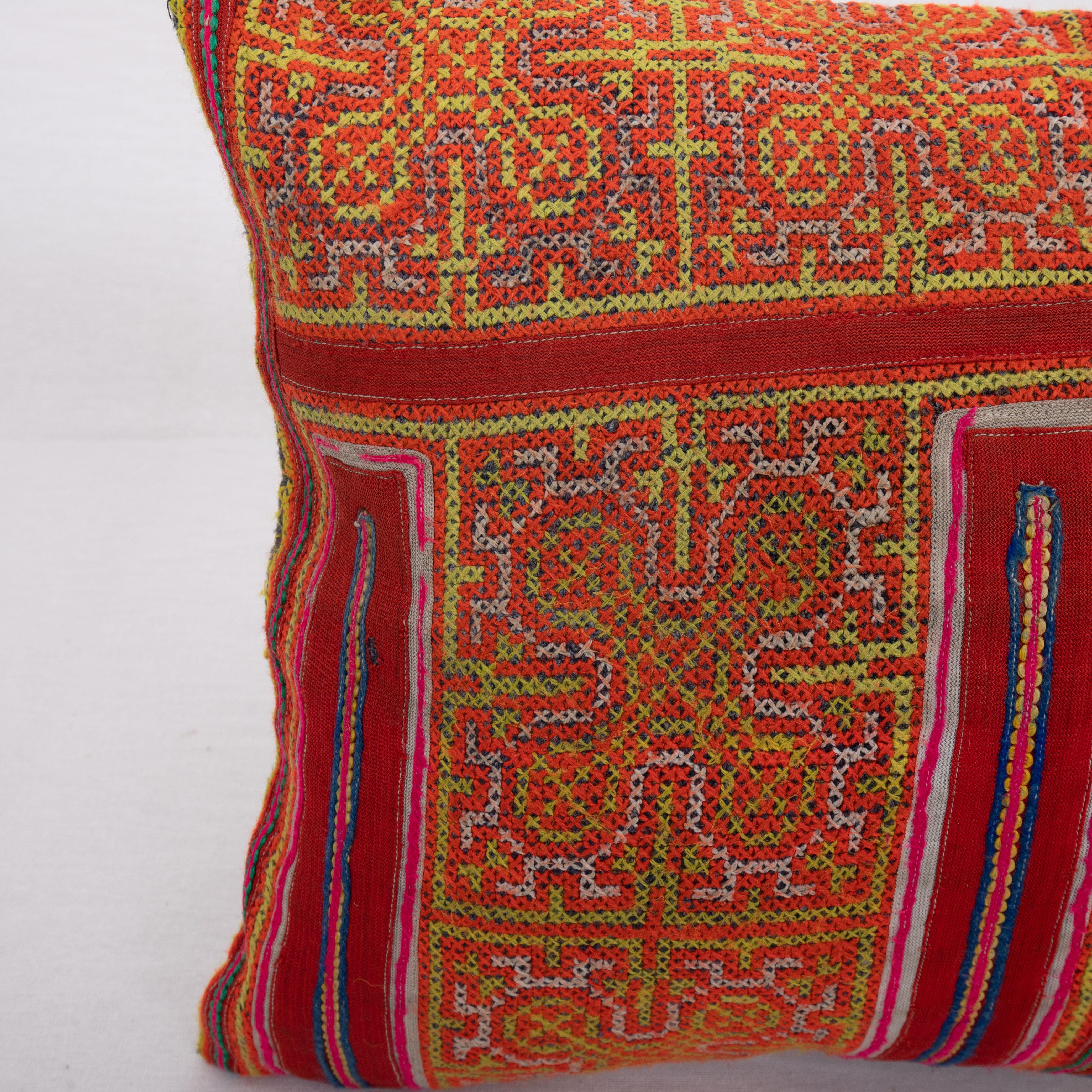 Vietnamita Fodera per cuscino realizzata in tessuto batik della tribù Hmong della collina, metà del XX secolo in vendita