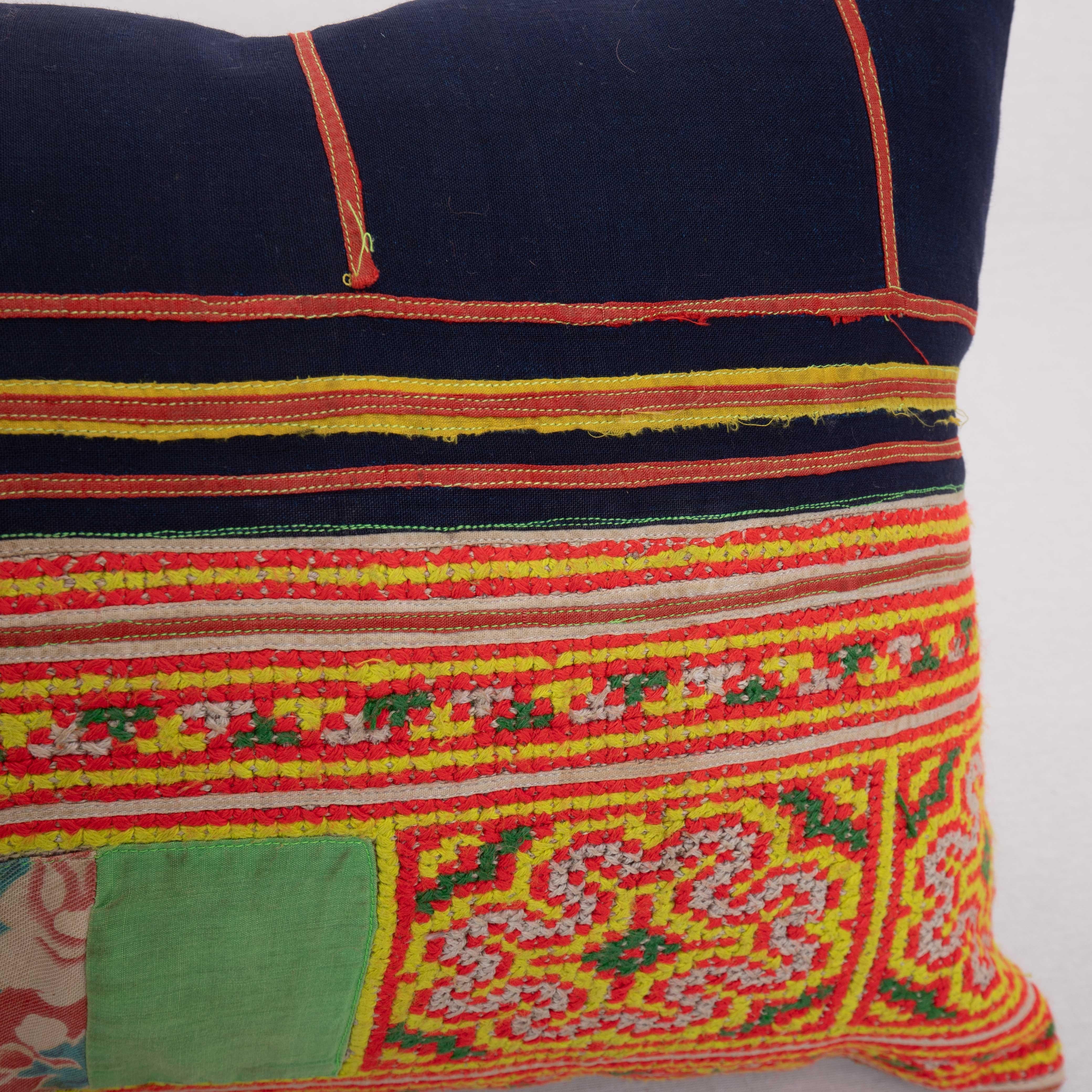 Brodé Pillow Case Made from Hmong Hill Tribe Batik Textile Mid 20th C en vente