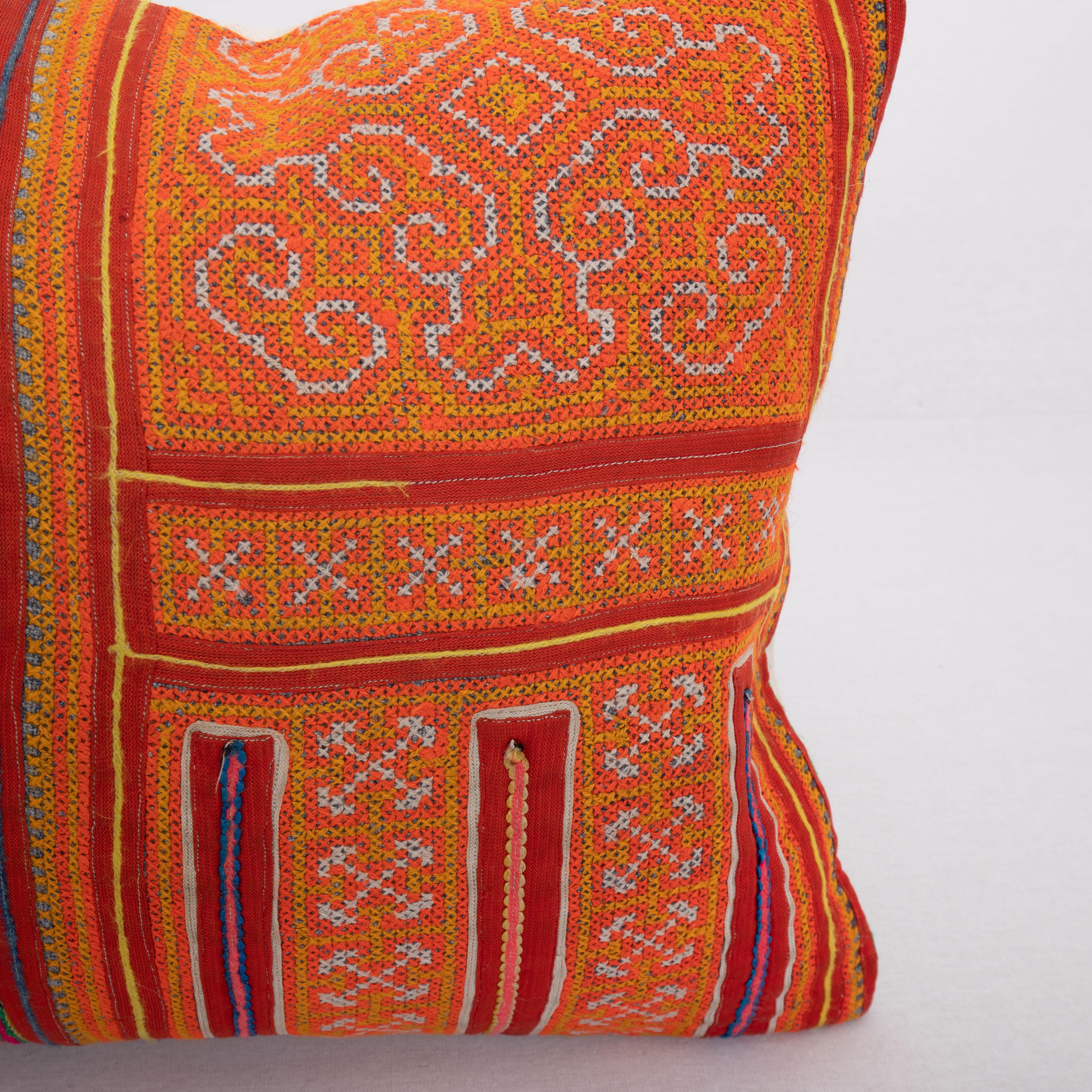 Ricamato Fodera per cuscino realizzata in tessuto batik della tribù Hmong della collina, metà del XX secolo in vendita