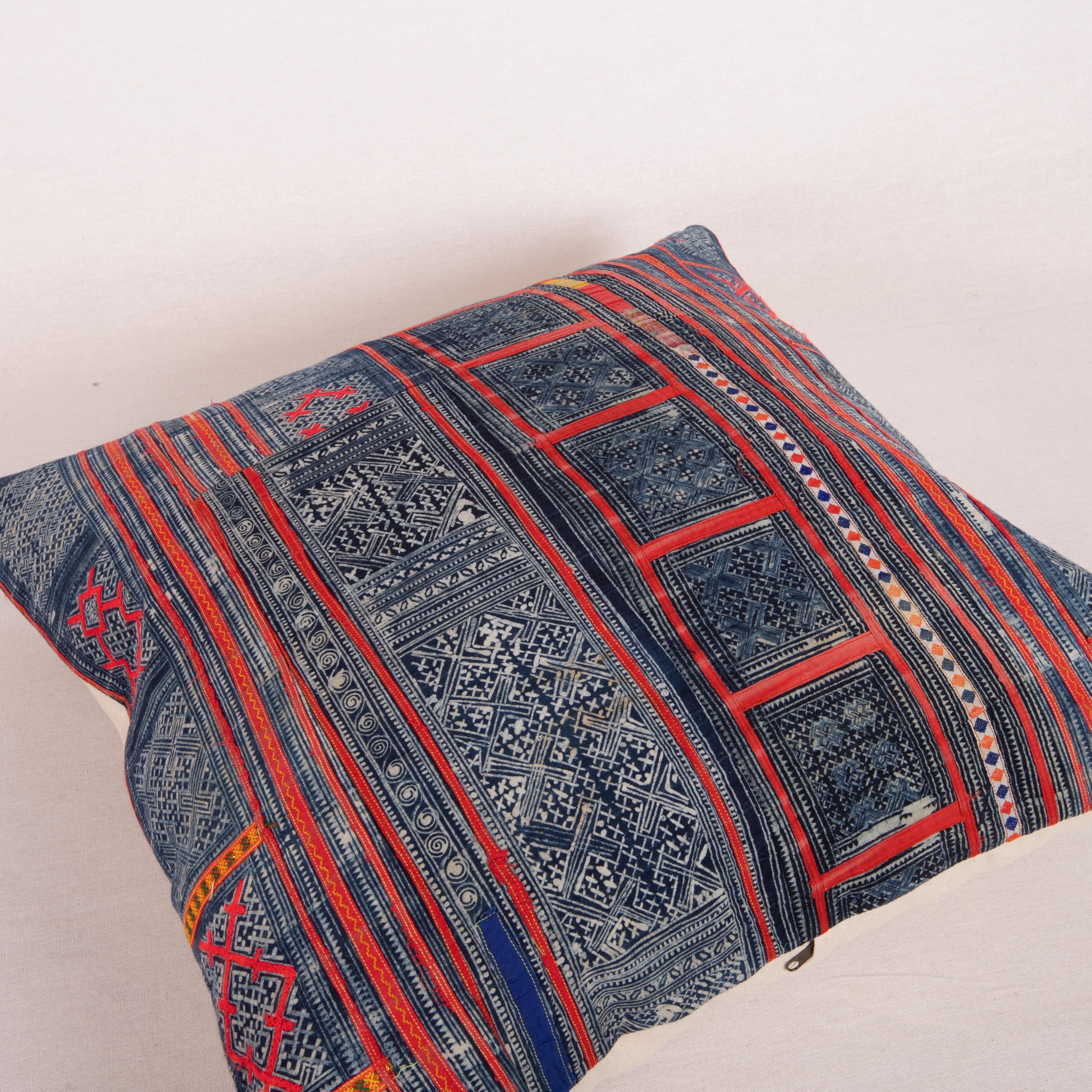 Kissenkoffer aus Batik-Textilien der Hmong Hill Tribe, Mitte des 20. Jahrhunderts (Baumwolle) im Angebot