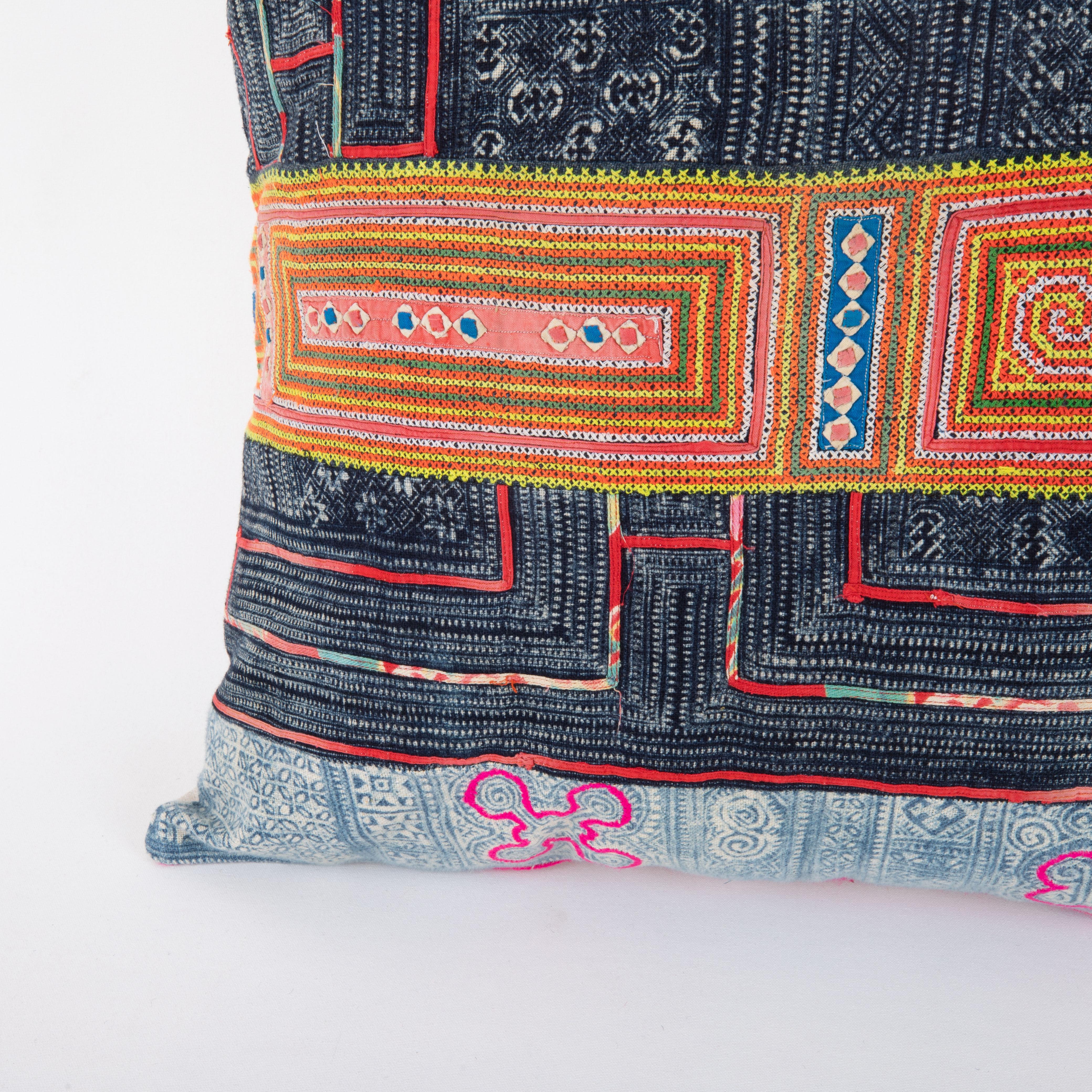 Kissenkoffer aus Batik-Textil des Hmong Hill Tribe, Mitte des 20. Jahrhunderts (Baumwolle) im Angebot