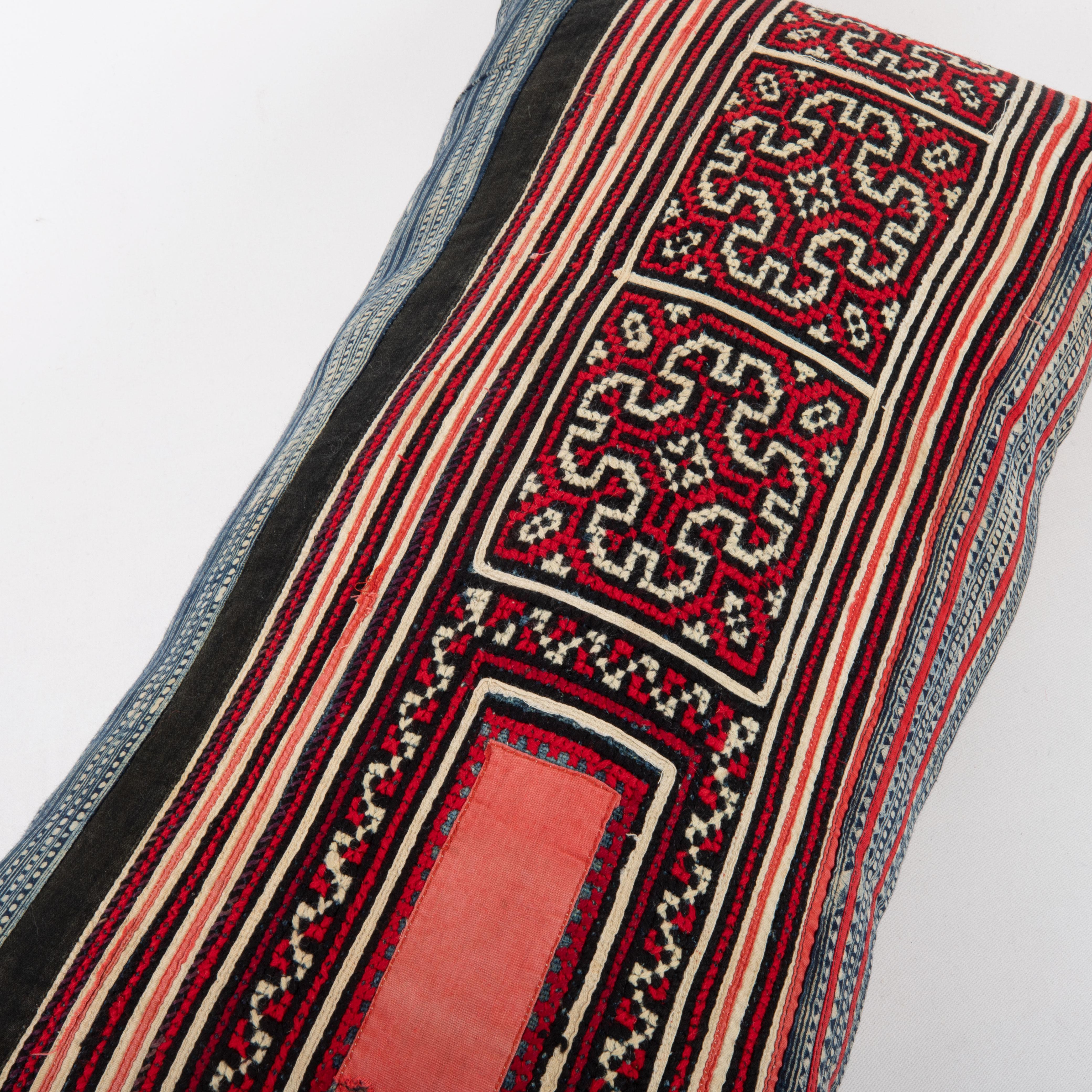 Taie d'oreiller en textile batik de la tribu des Hmong Hill, milieu du 20e s. Bon état - En vente à Istanbul, TR