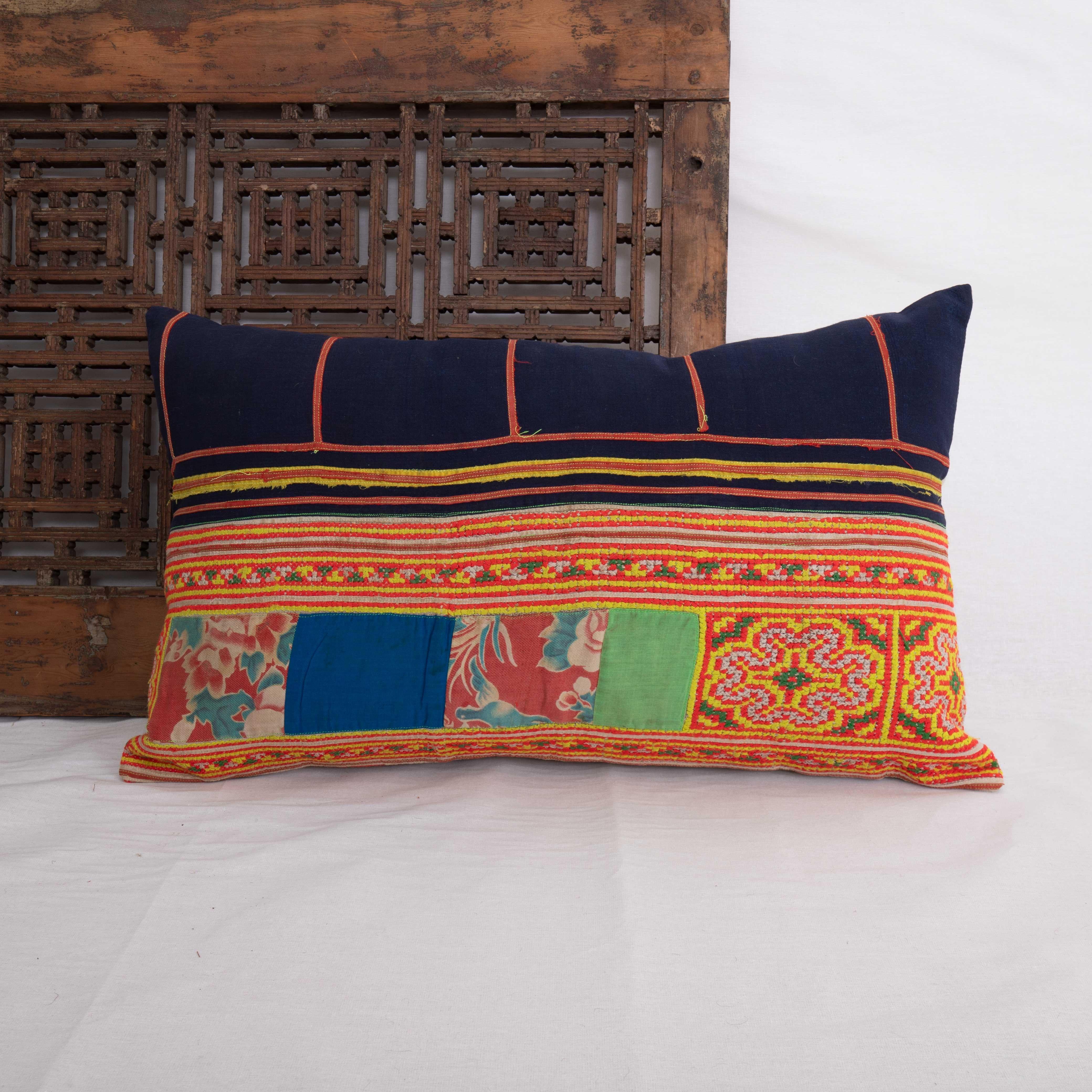 Pillow Case Made from Hmong Hill Tribe Batik Textile Mid 20th C État moyen - En vente à Istanbul, TR