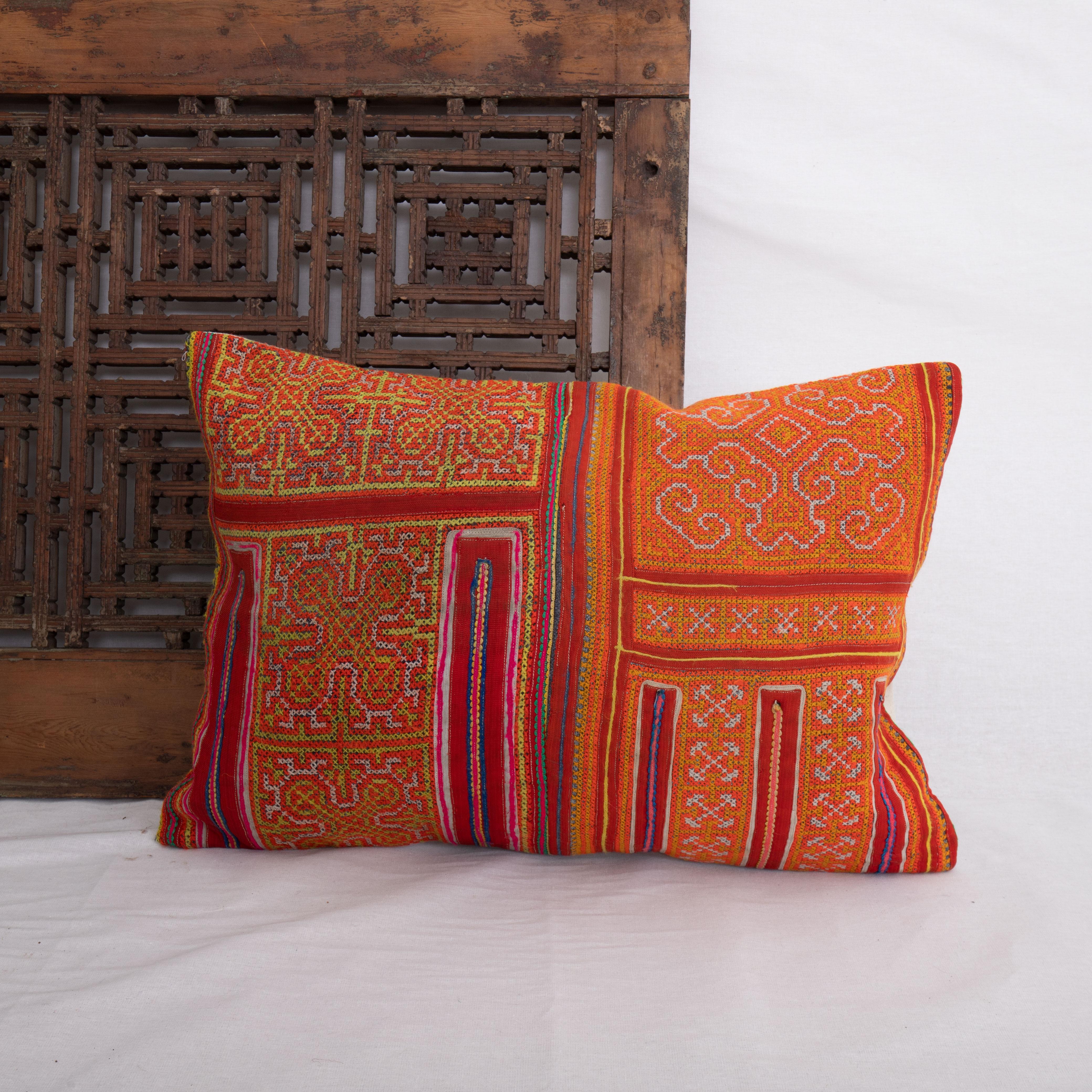 Fodera per cuscino realizzata in tessuto batik della tribù Hmong della collina, metà del XX secolo In condizioni discrete in vendita a Istanbul, TR