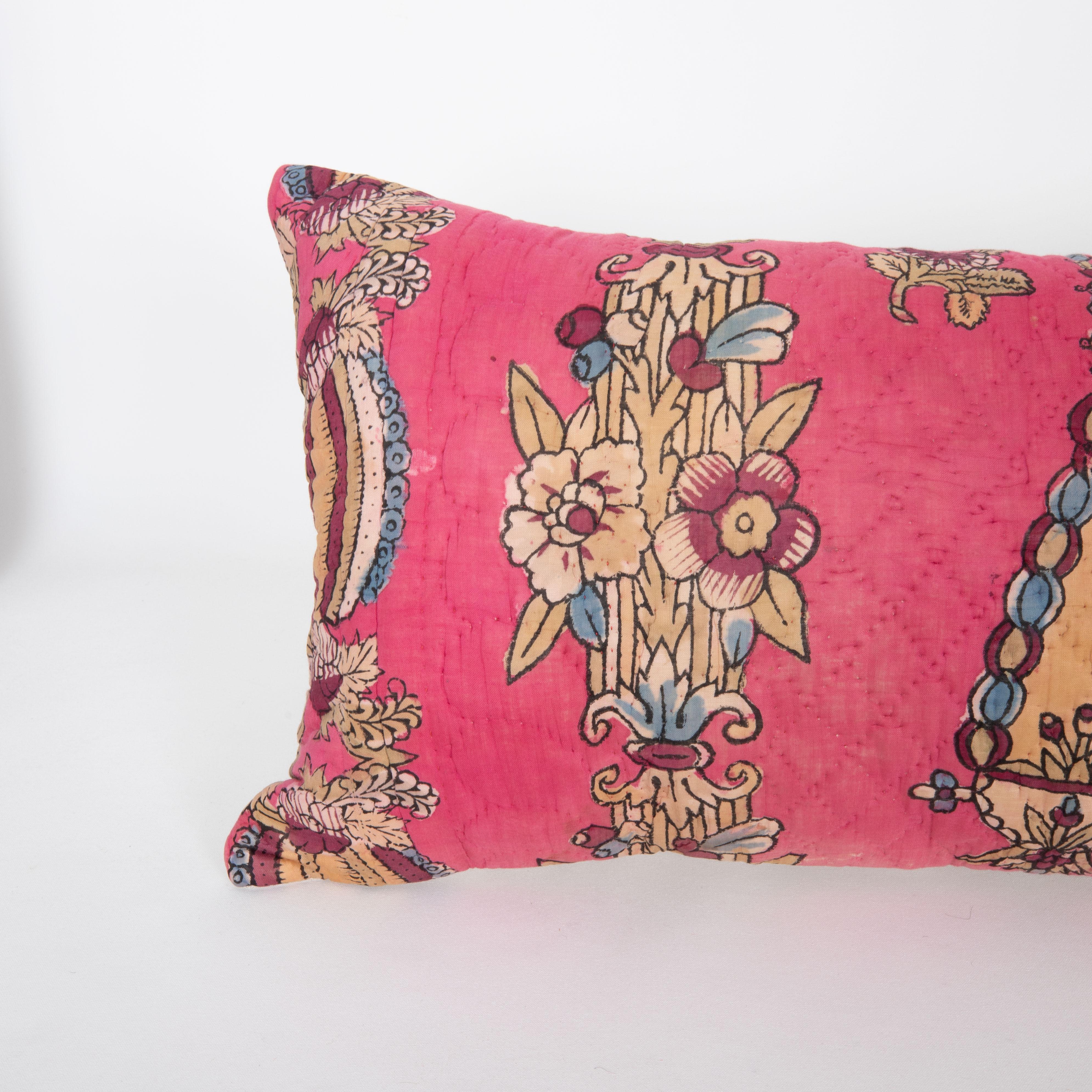 Artisanat Taie d'oreiller réalisée à partir d'un quilt anatolien du milieu du 20e siècle en vente