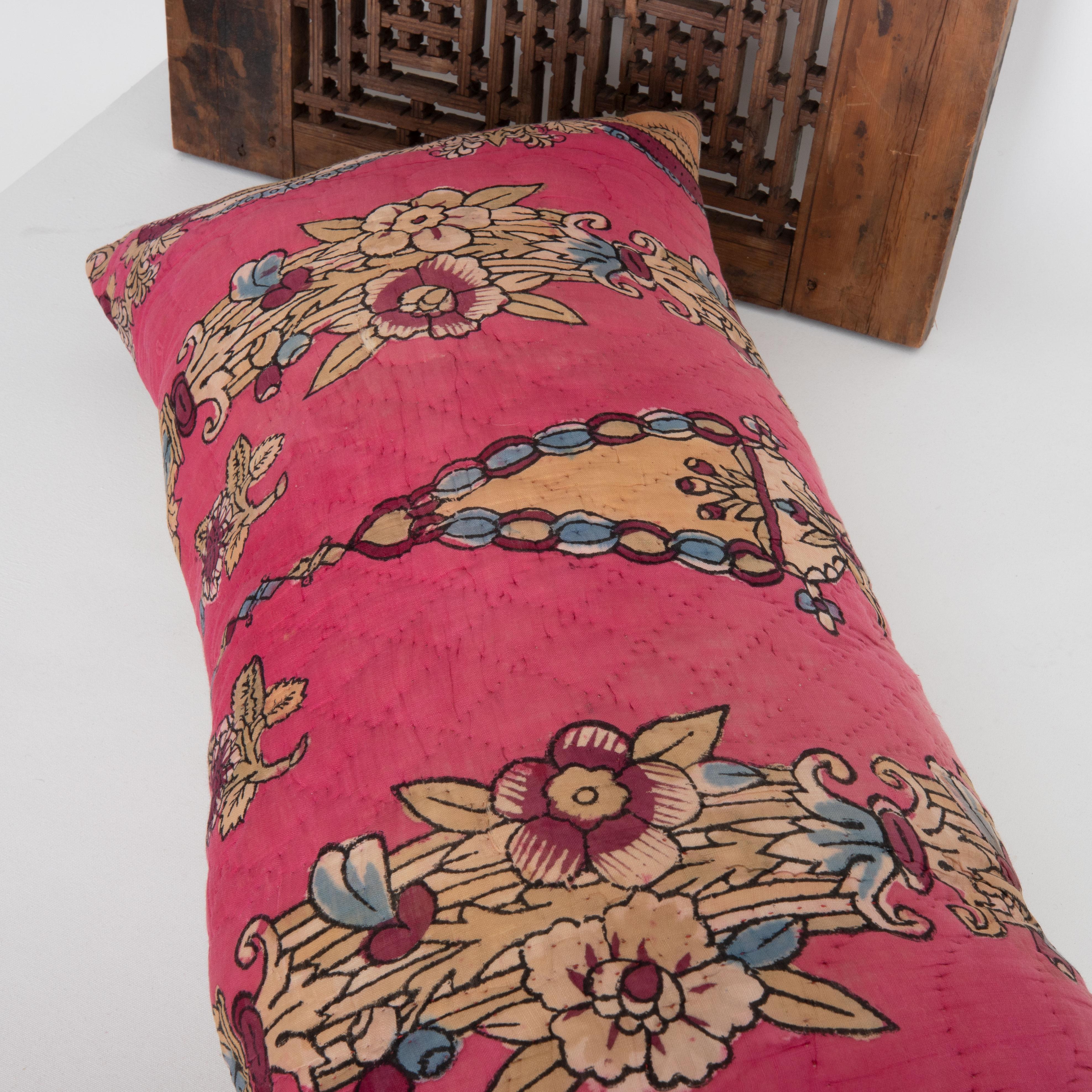 Taie d'oreiller réalisée à partir d'un quilt anatolien du milieu du 20e siècle Bon état - En vente à Istanbul, TR