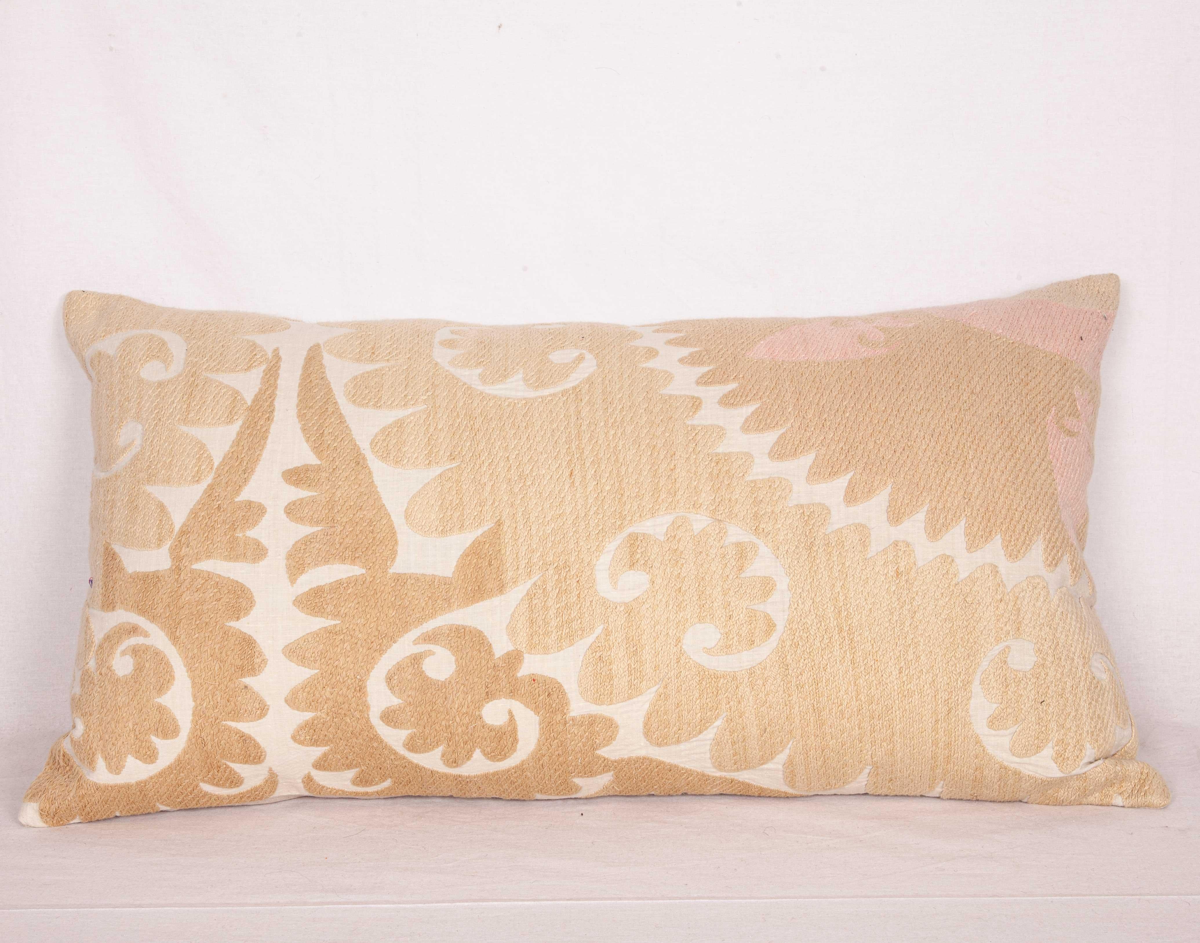 Kissenkoffer entworfen von einer Samarkand Suzani, Mitte des 20. Jahrhunderts (Baumwolle) im Angebot