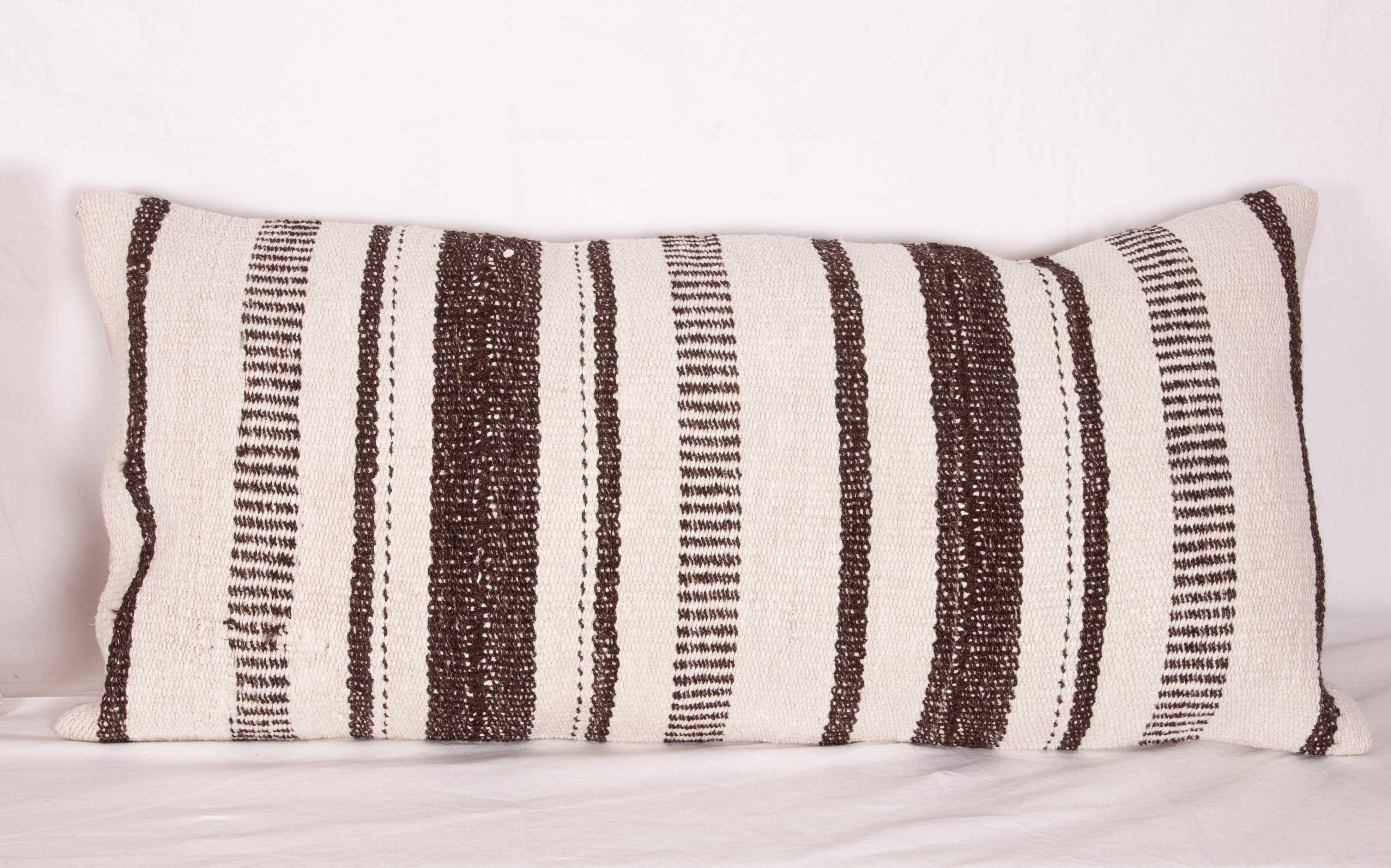 Tessuto a mano Federe per cuscini ricavate da un Kilim Hemp e da un Kilim Anatoliano vintage con peli di capra in vendita