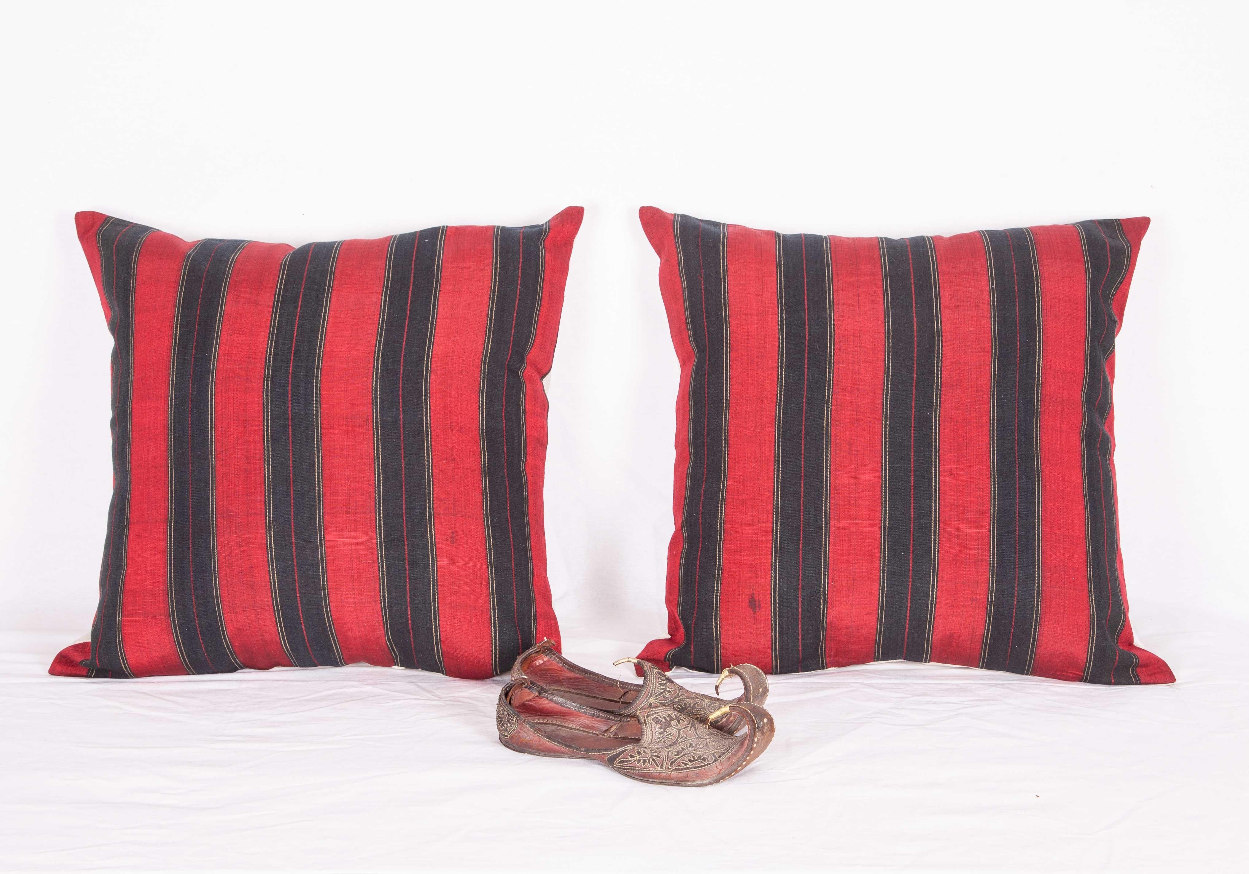 Die Kissenbezüge wurden aus einem afghanischen Waziri-, Seiden- und Baumwollschal aus dem frühen 20. Jahrhundert gefertigt. Die roten Teile sind aus Seide. Sie werden nicht mit Einlagen geliefert, sondern mit Beuteln, die auf die Größe zugeschnitten
