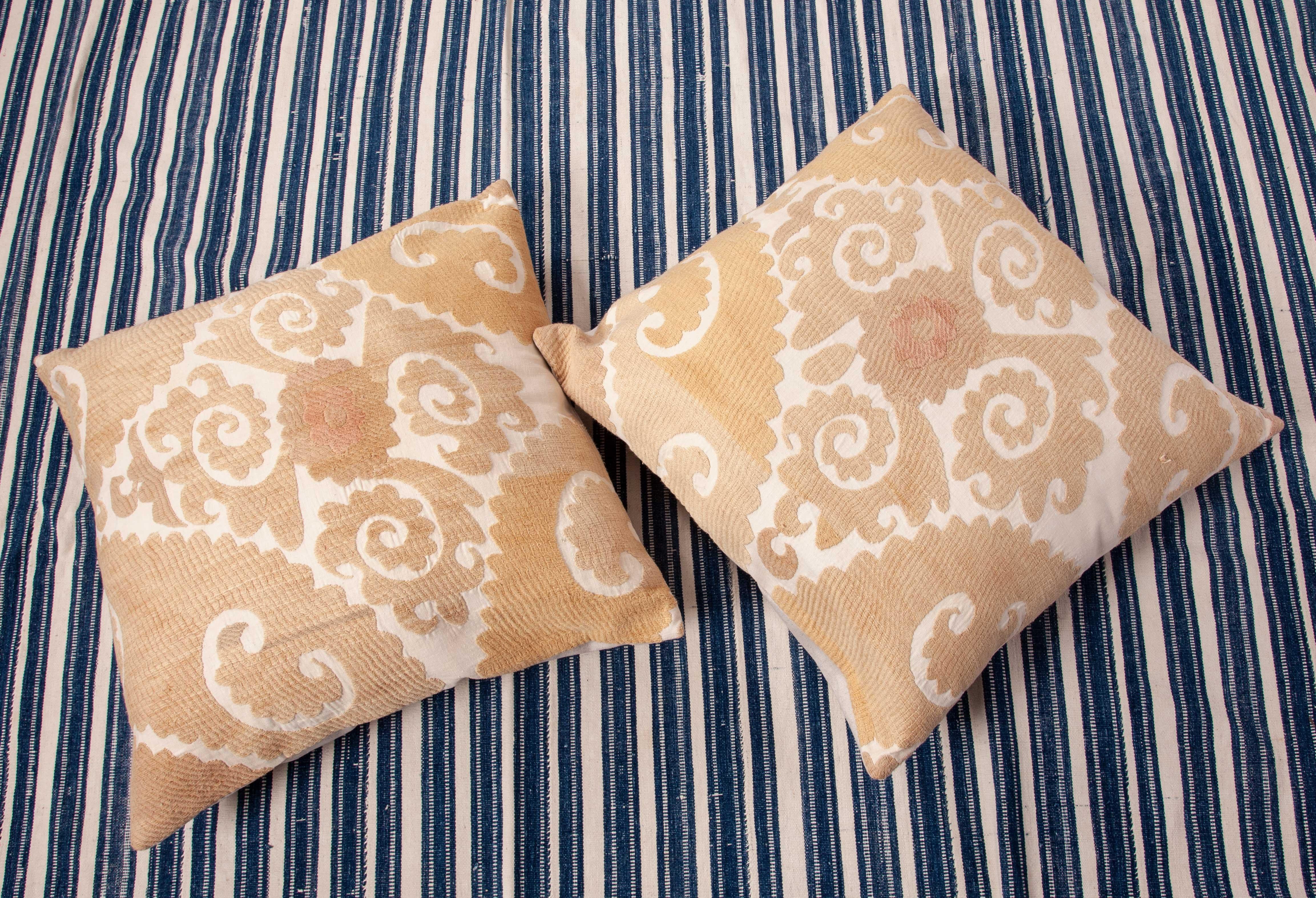 Pillow Cases Fashioned from an Mid-20th Century Uzbek Samarkand Suzani (20. Jahrhundert)